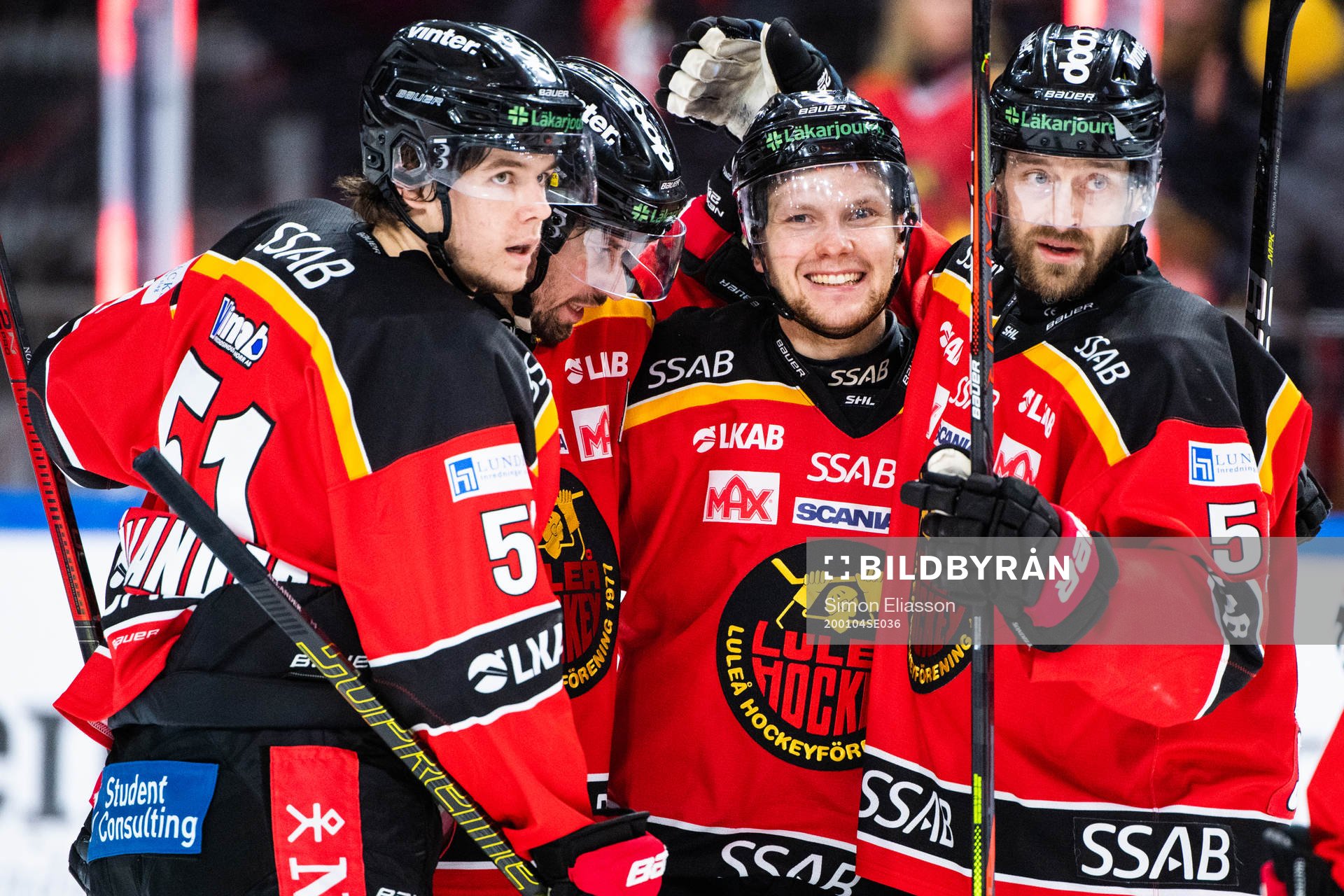 Luleås Einar Emanuelsson jublar med lagkamrater