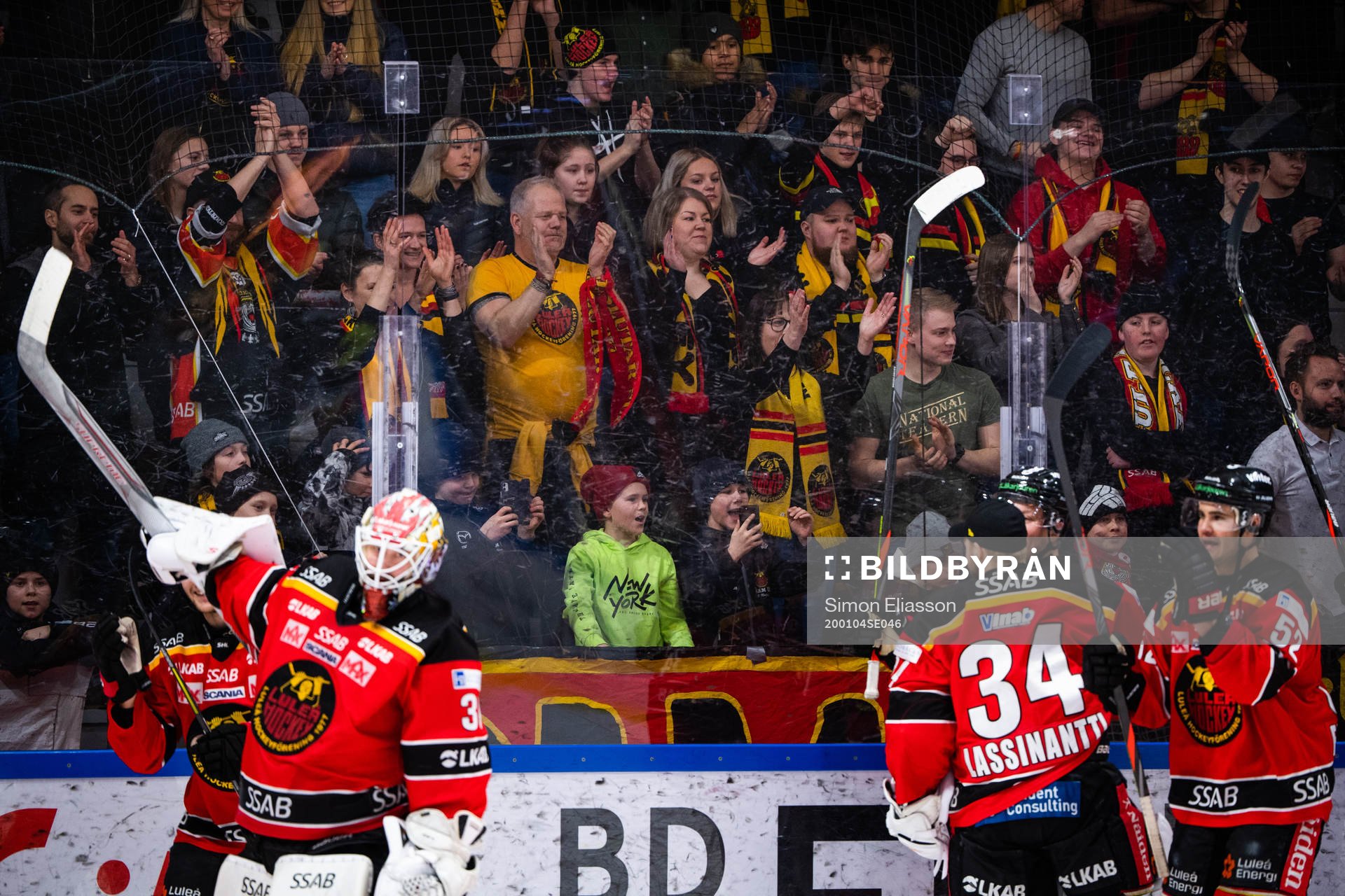 Luleås spelare tackar supportrar och jublar