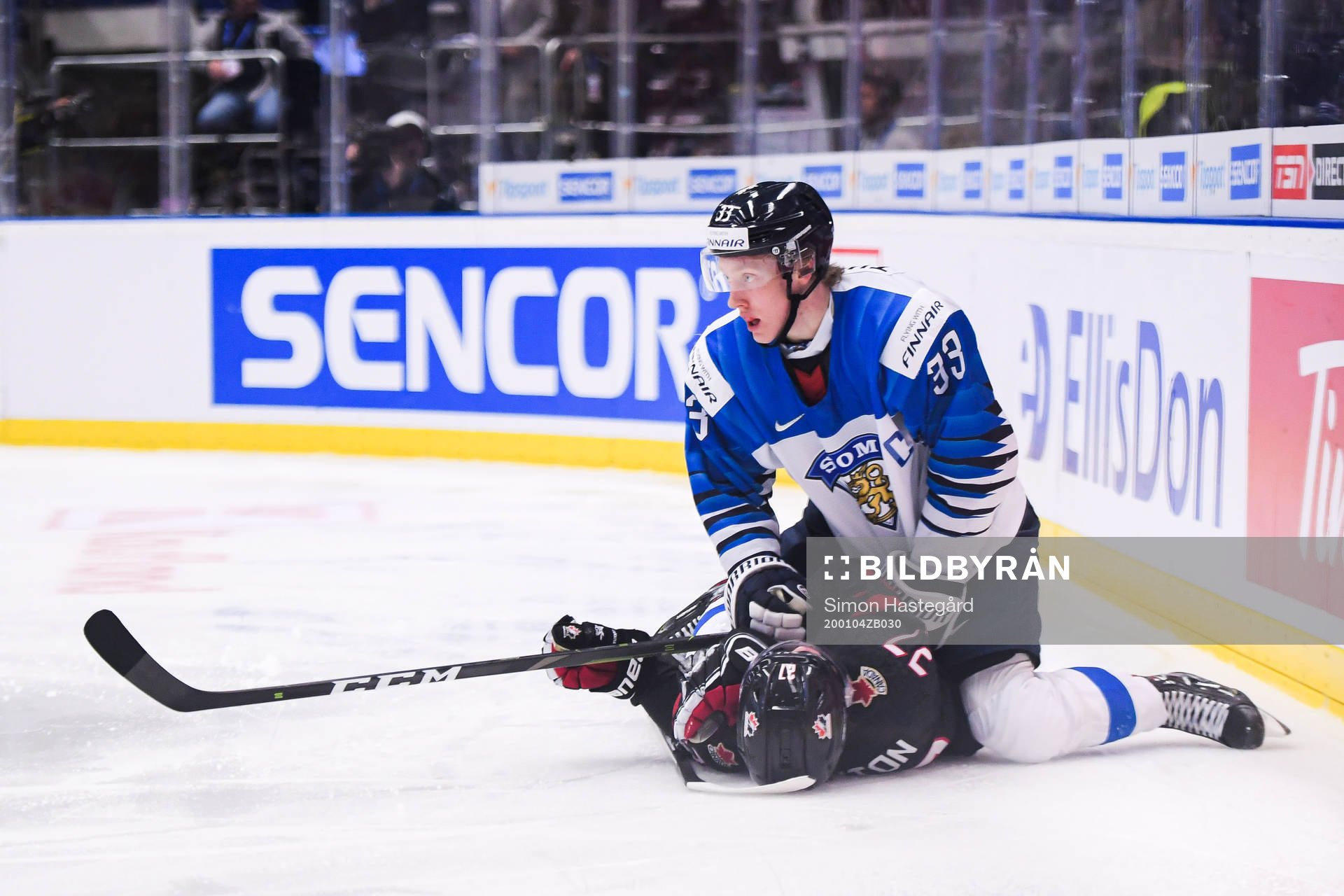Lassi Thomson of Finland and Barrett Hayton of Canada