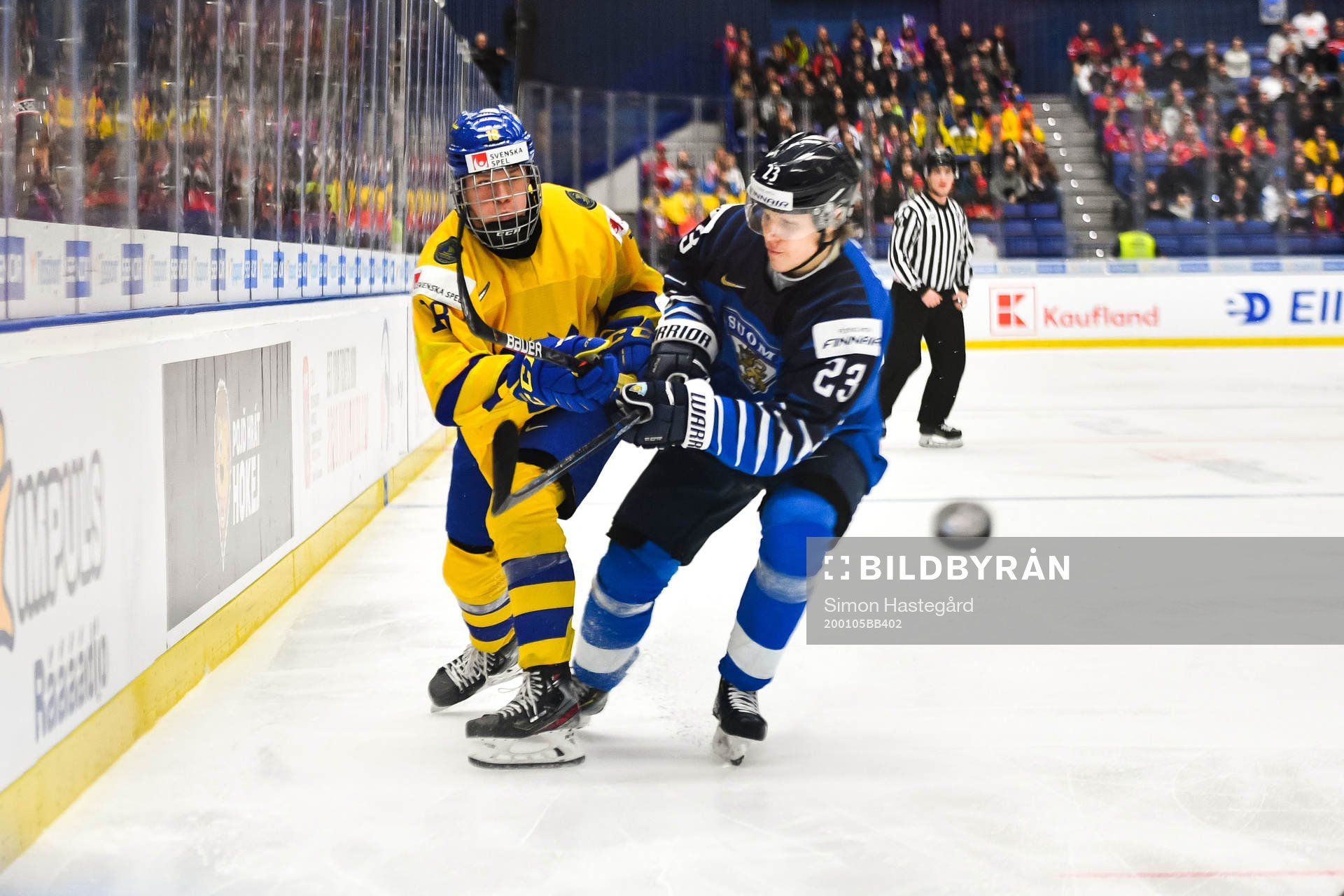 Lucas Raymond of Sweden and Ville Petman of Finland