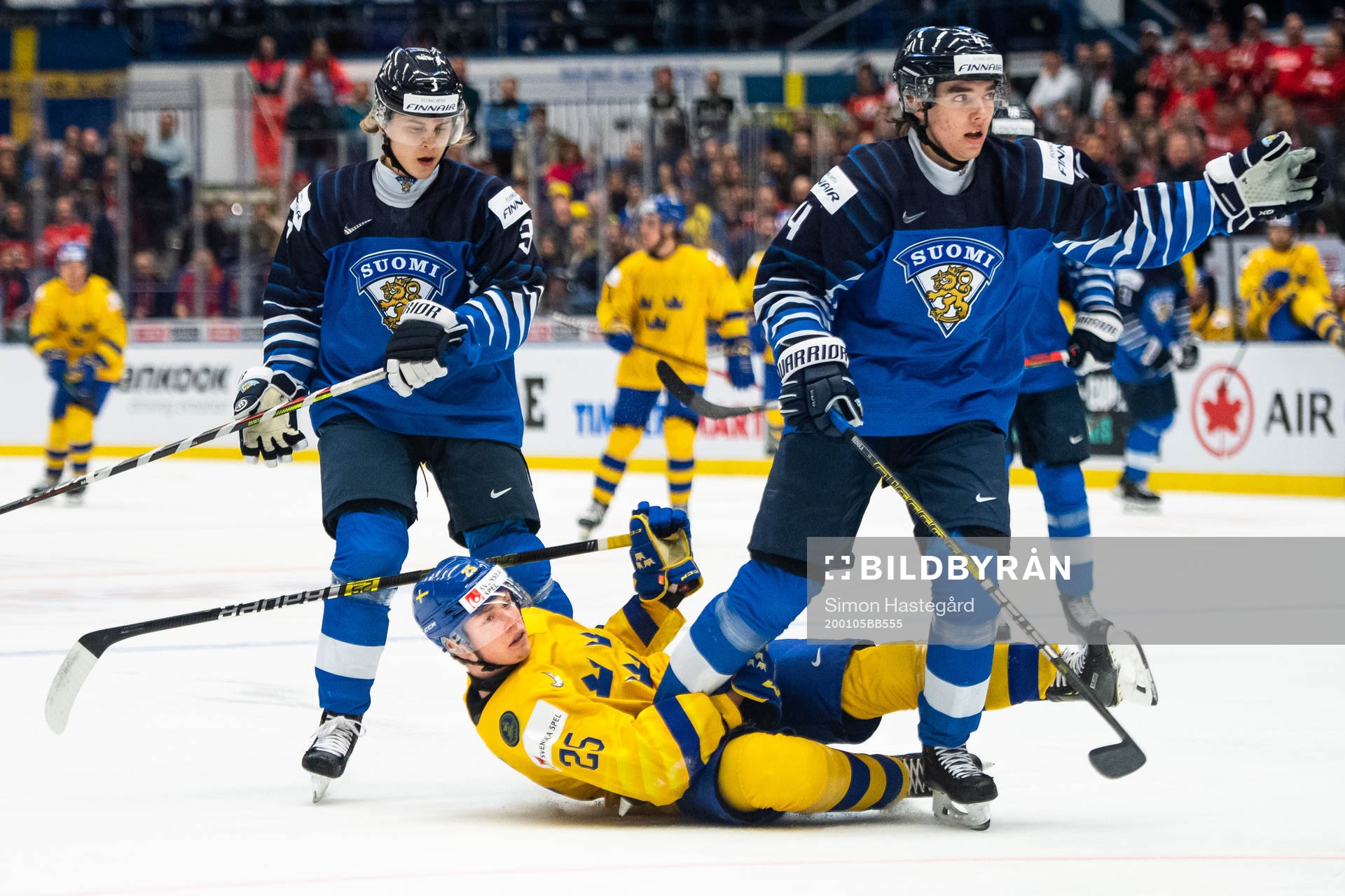 Linus Öberg of Sweden against Anttoni Honka and Ville