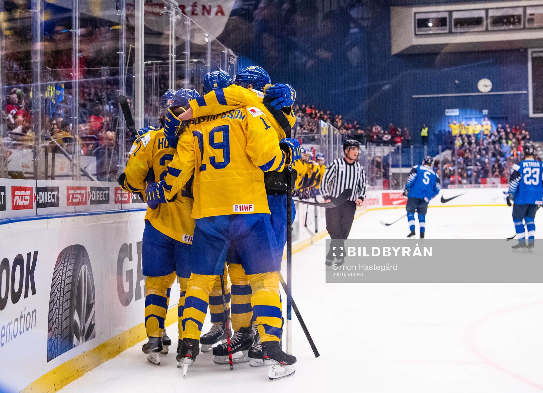 Players of Sweden celebrates the 2-2 goal by Samuel Fagemo