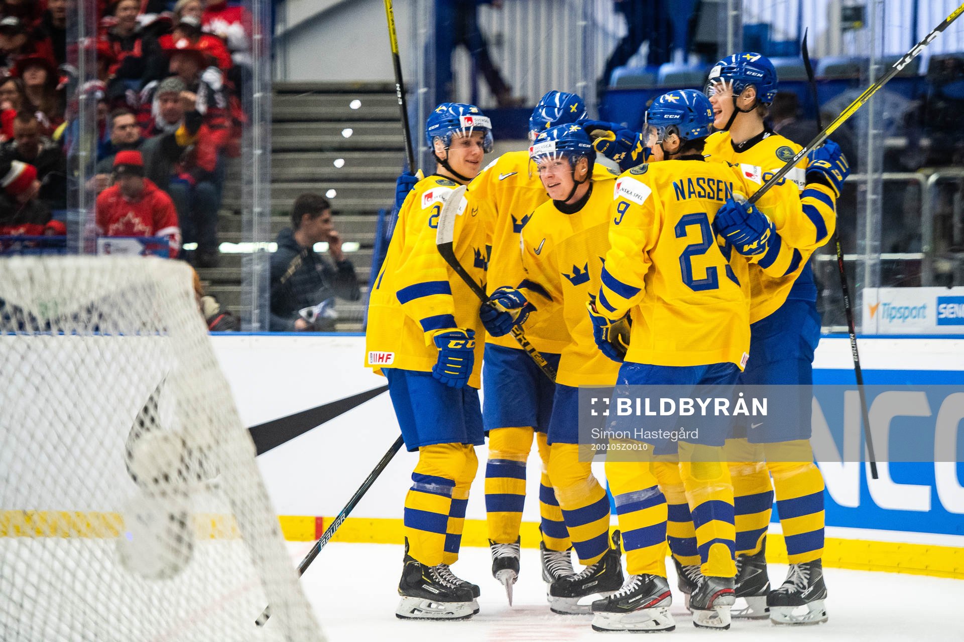 Linus Öberg of Sweden celebrates the 3-2 goal