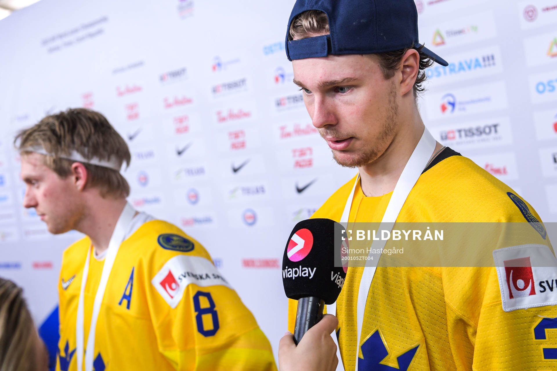 Rasmus Sandin and goalkeeper Hugo Alnefelt of Sweden