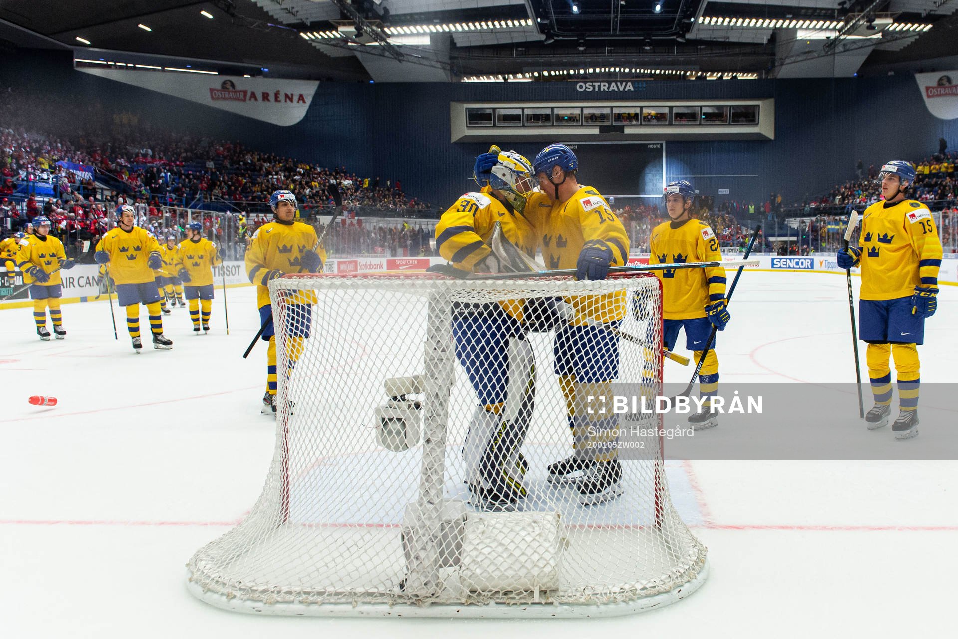 Goalkeeper Hugo Alnefelt of Sweden celebrate with Oskar