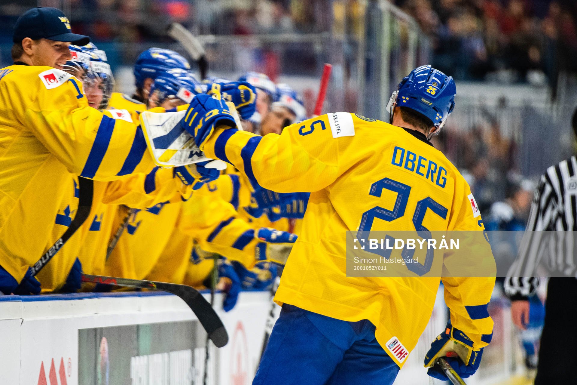 Linus Öberg of Sweden celebrates the 3-2 goal