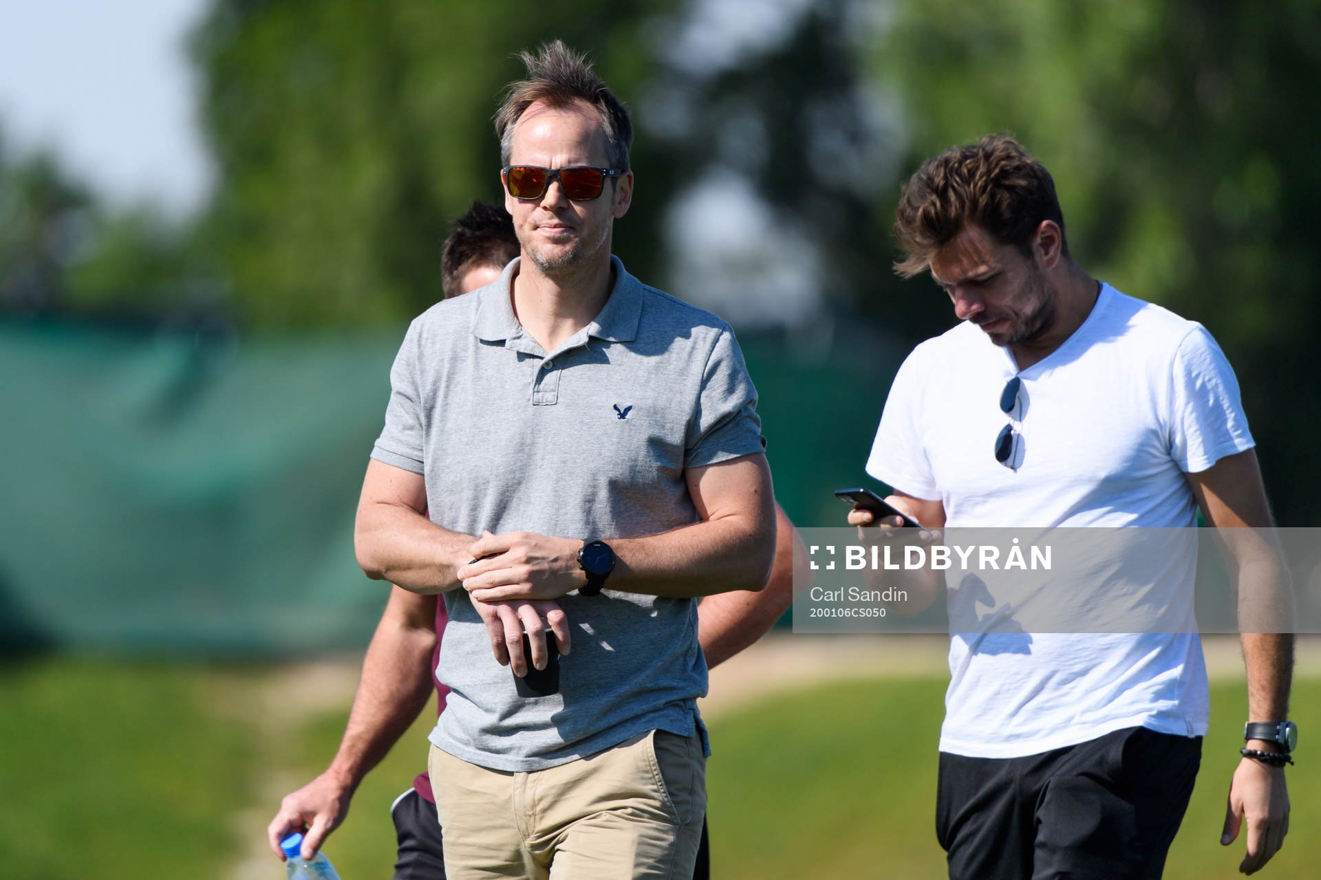Magnus Norman and Stanislas Wawrinka watches a training
