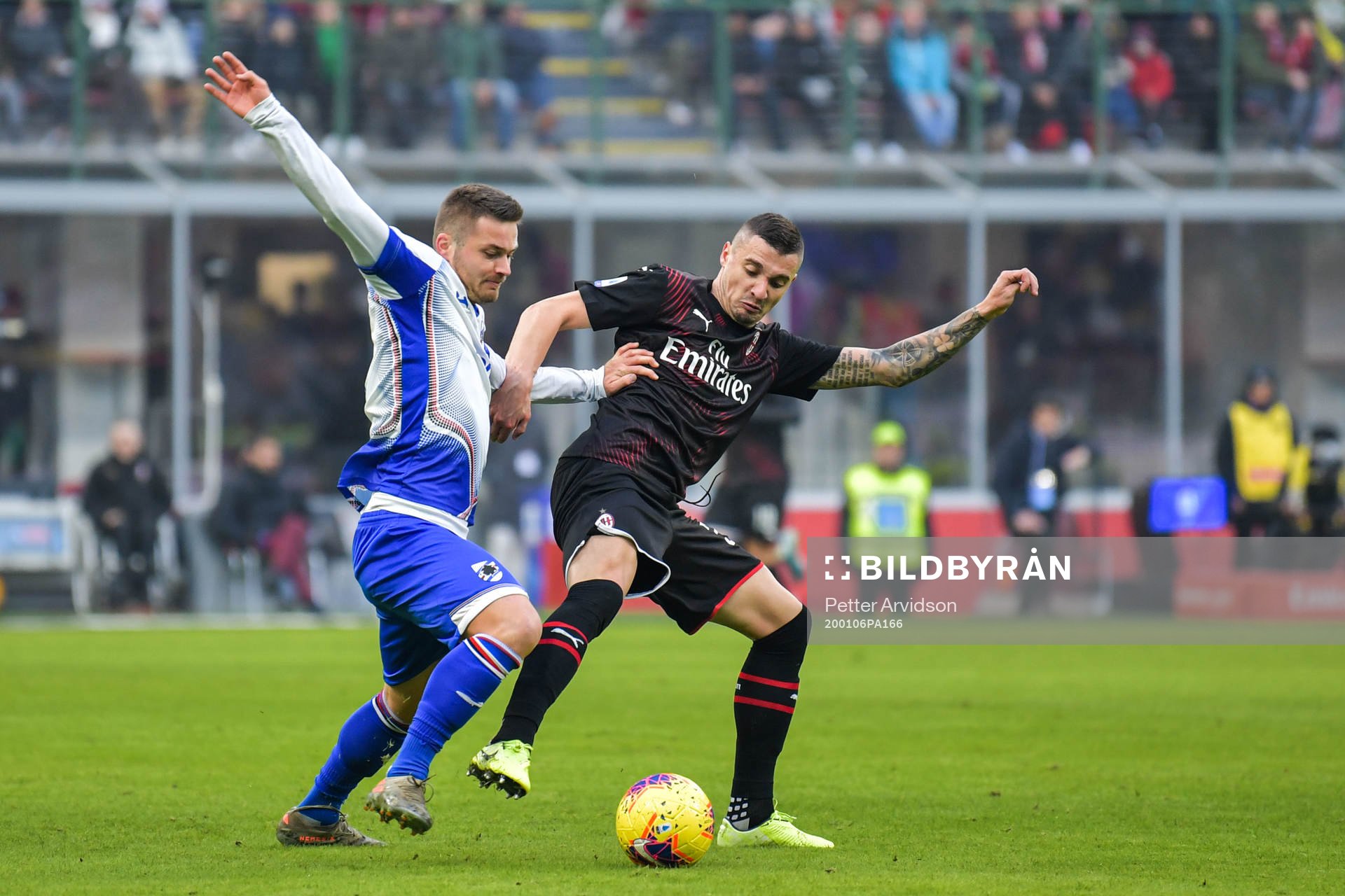 Karol Linetty of Sampdoria and Davide Calabria of Milan