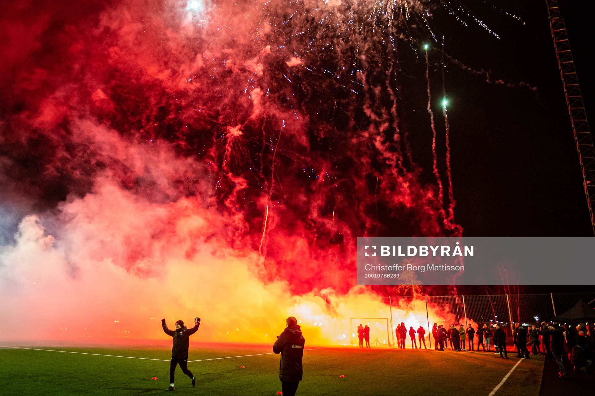 Spelarna välkomnas med fyrverkeri och pyroteknik