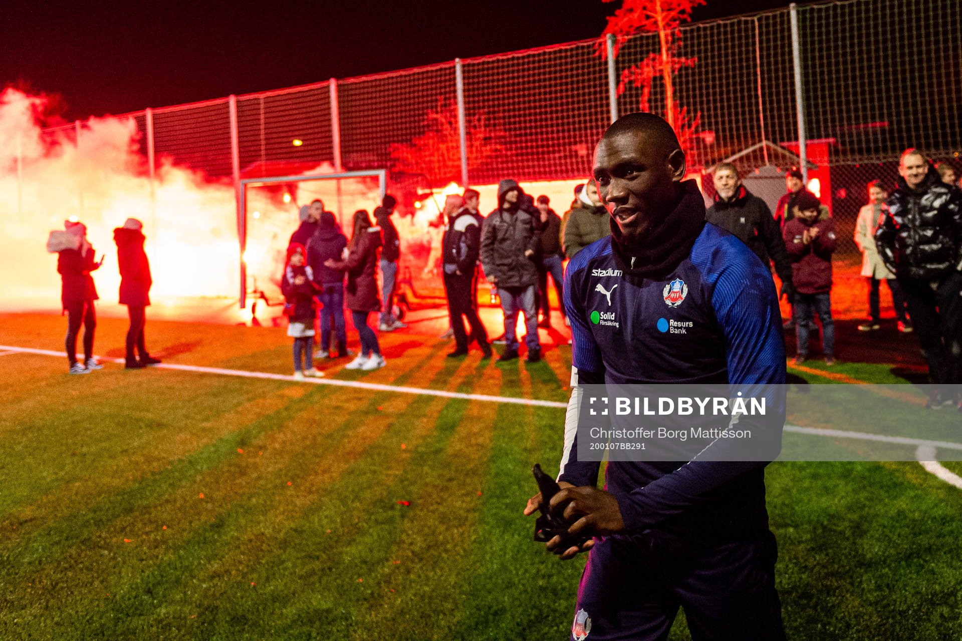 Ravy Tsouka gör entré till en fotbollsträning med