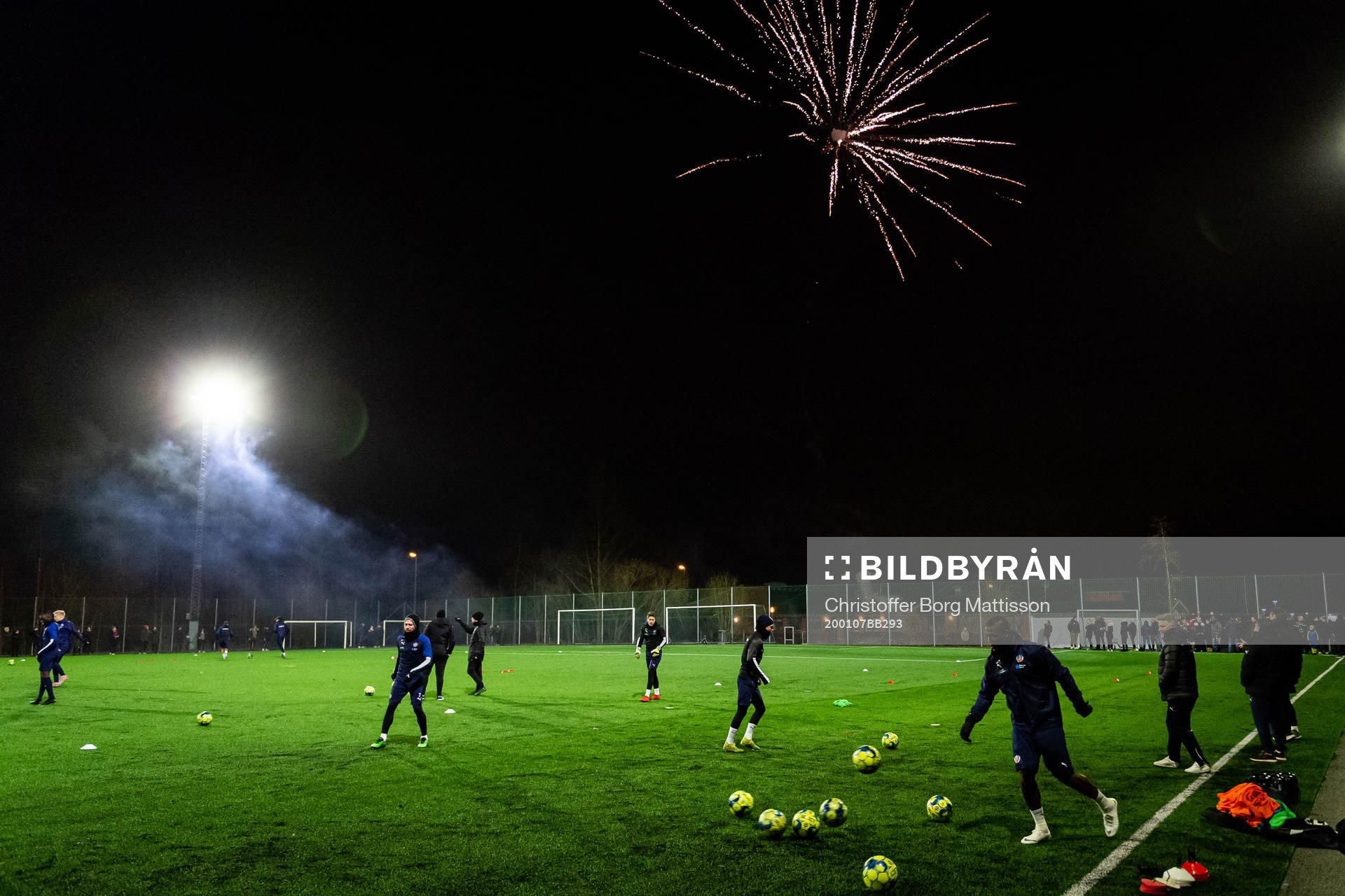 Spelarna välkomnas med fyrverkeri och pyroteknik