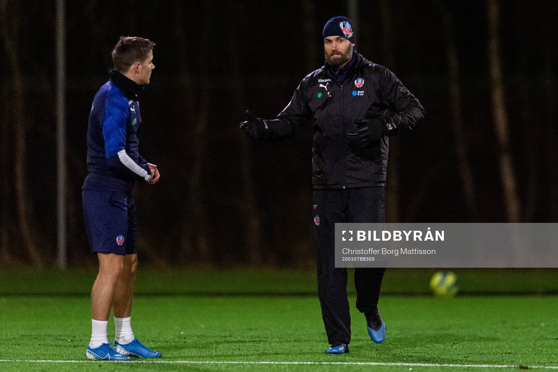 Tränare Olof Mellberg instruerar Brandur Hendriksson