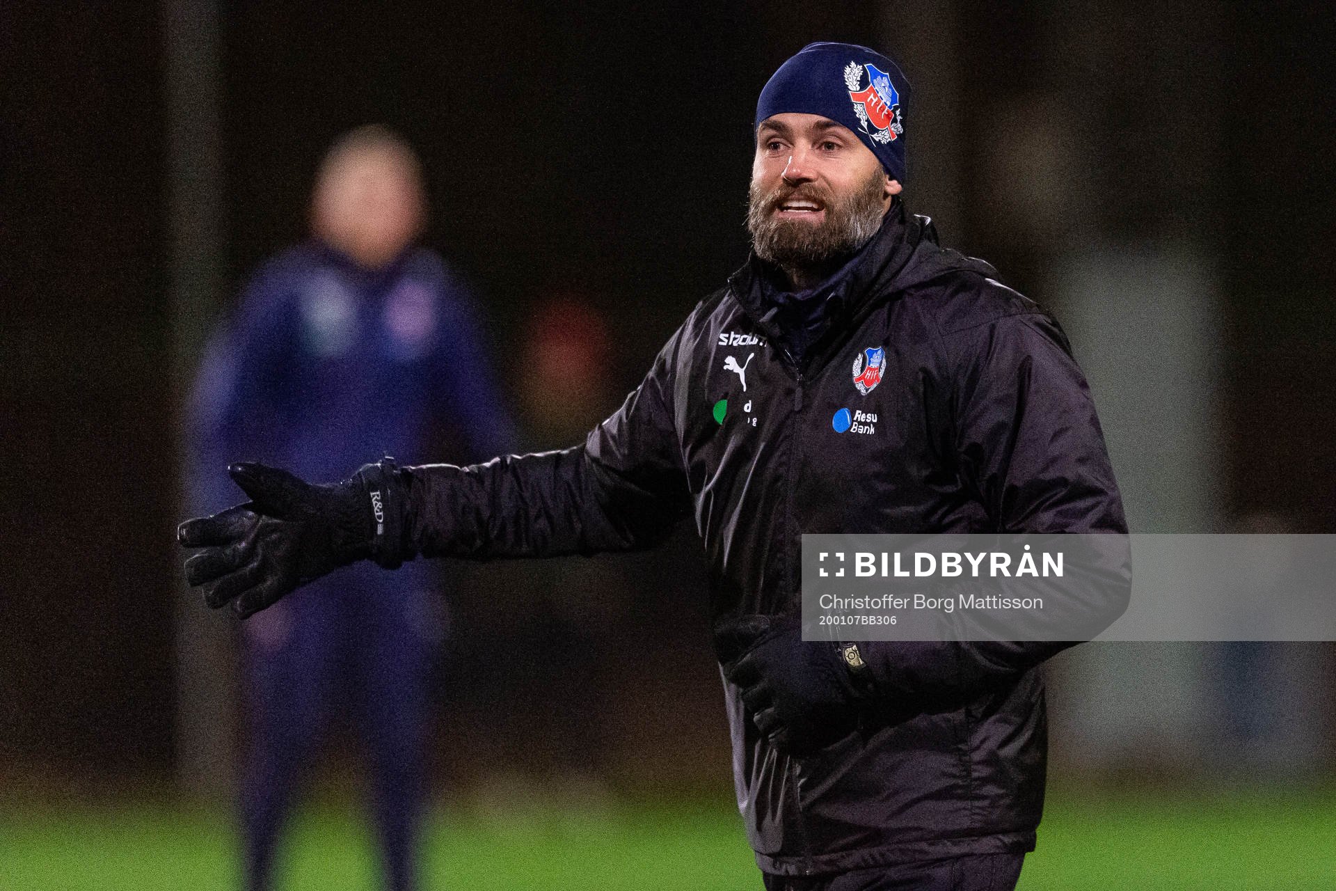 Tränare Olof Mellberg instruerar spelarna
