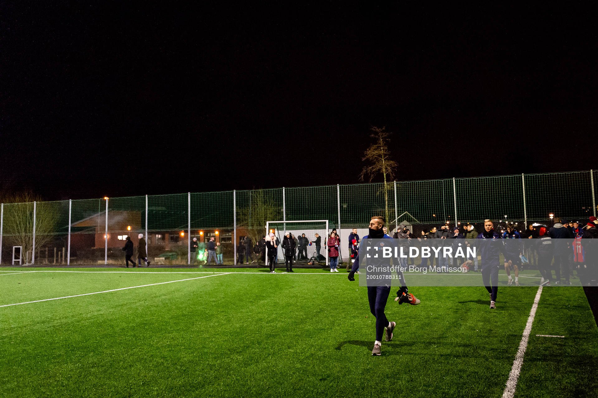 Spelare gör entré till en fotbollsträning med Helsingborg