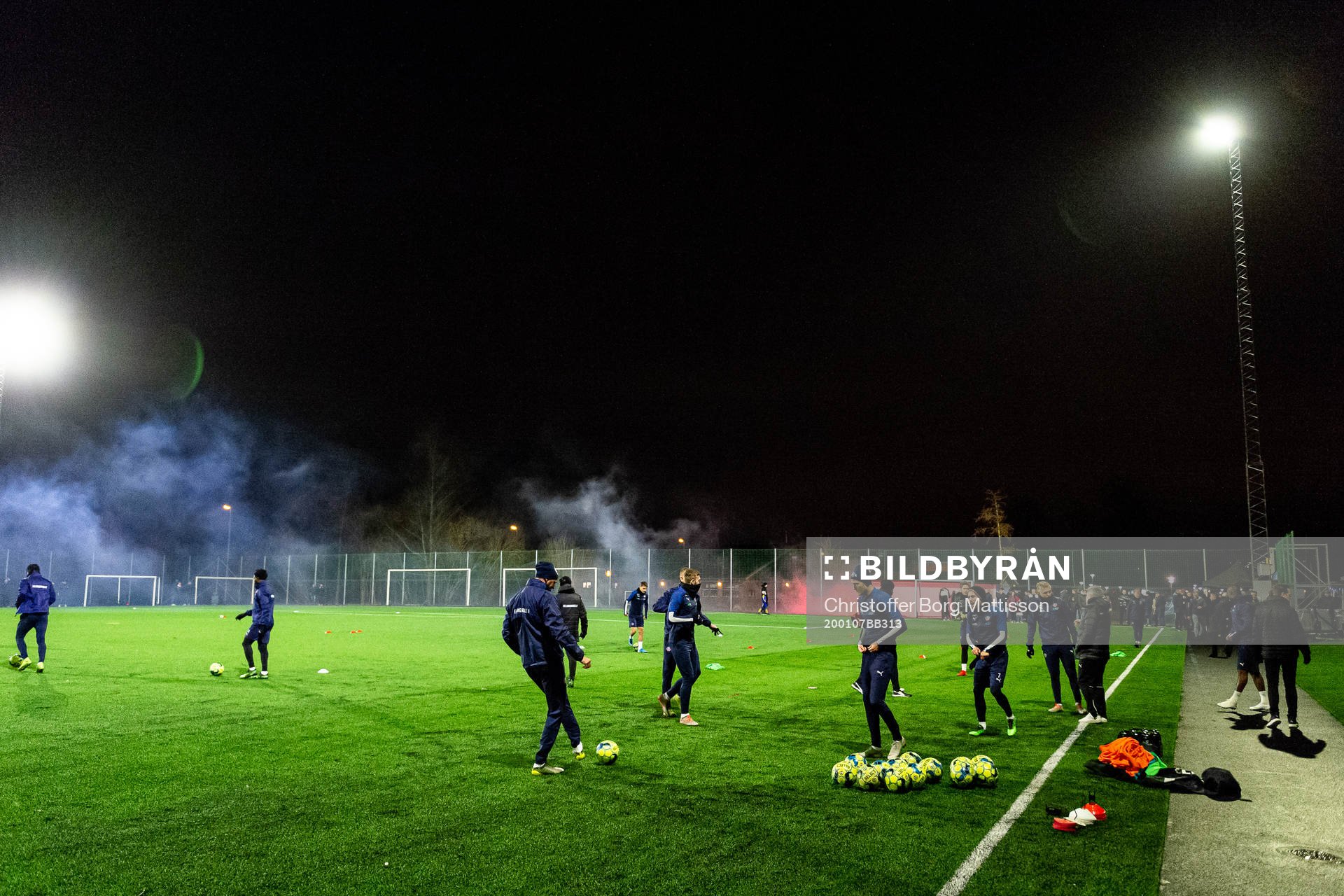 Spelarna välkomnas med fyrverkeri och pyroteknik