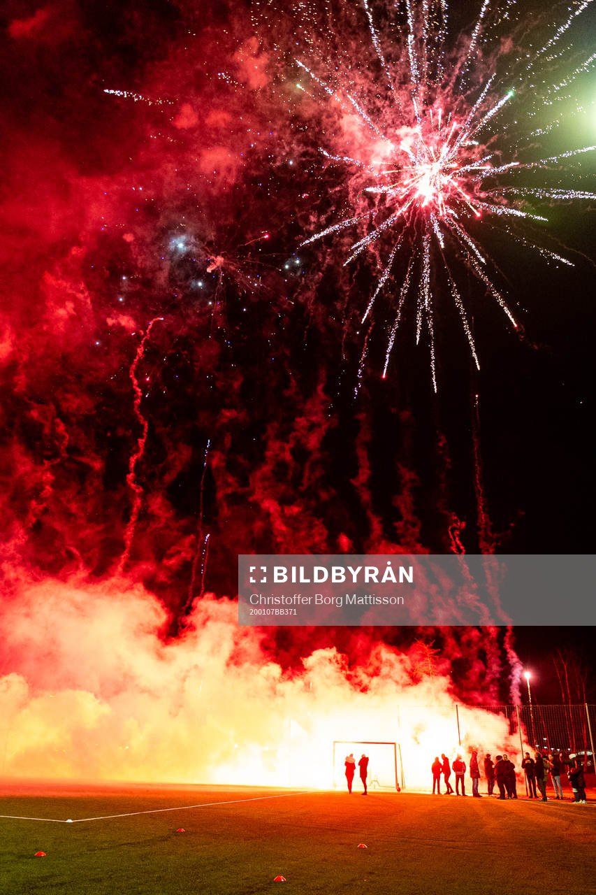 Spelarna välkomnas med fyrverkeri och pyroteknik