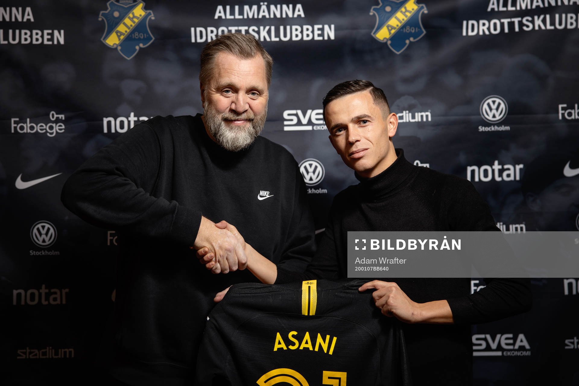 s sportchef Björn Wesström välkomnar nyförvärvet Jasir