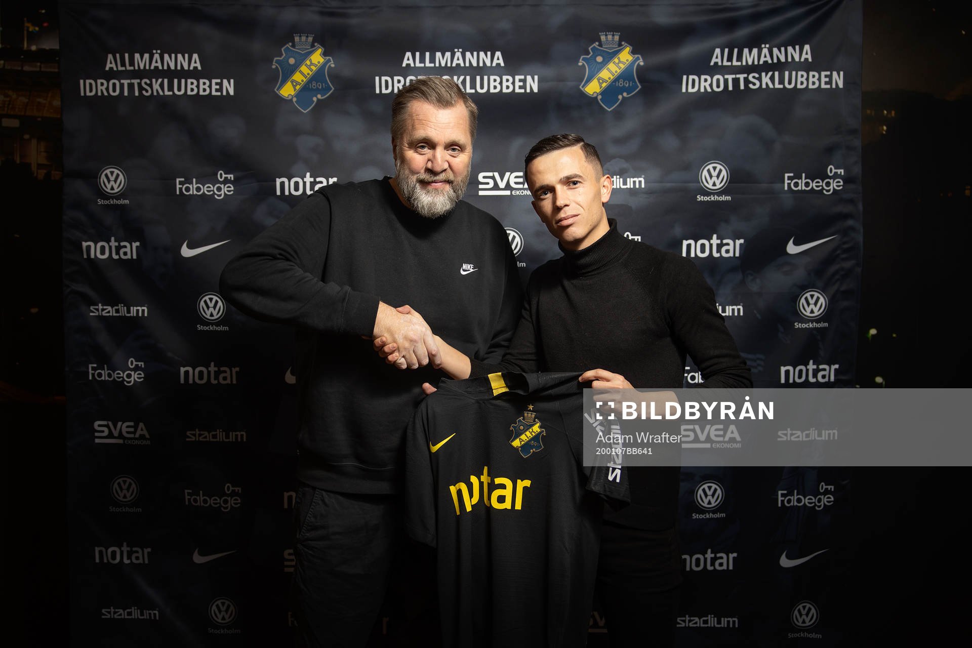 s sportchef Björn Wesström välkomnar nyförvärvet Jasir