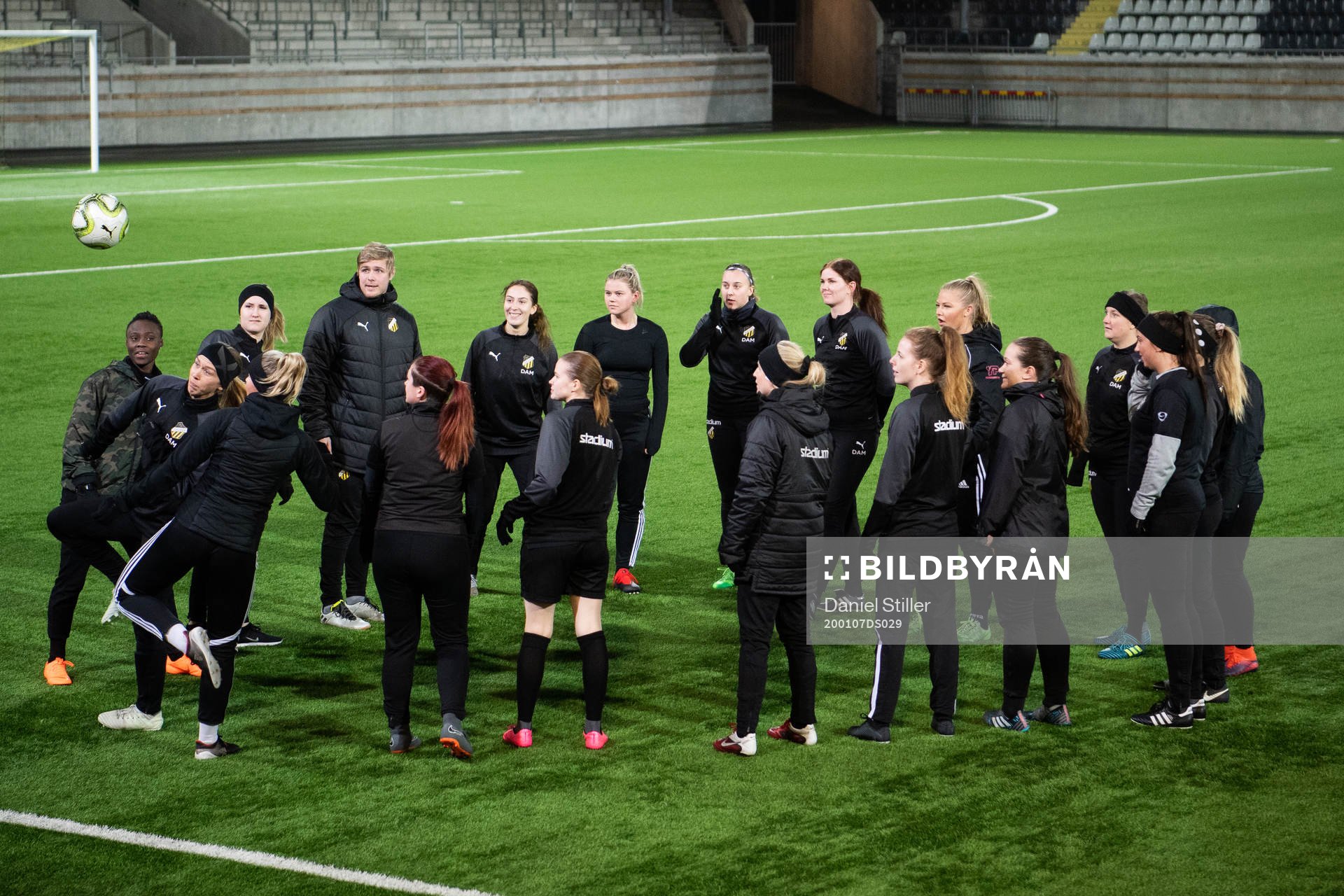 Laget samlat under en träning med Häckens damlag den 7 januari 2020 i Göteborg.