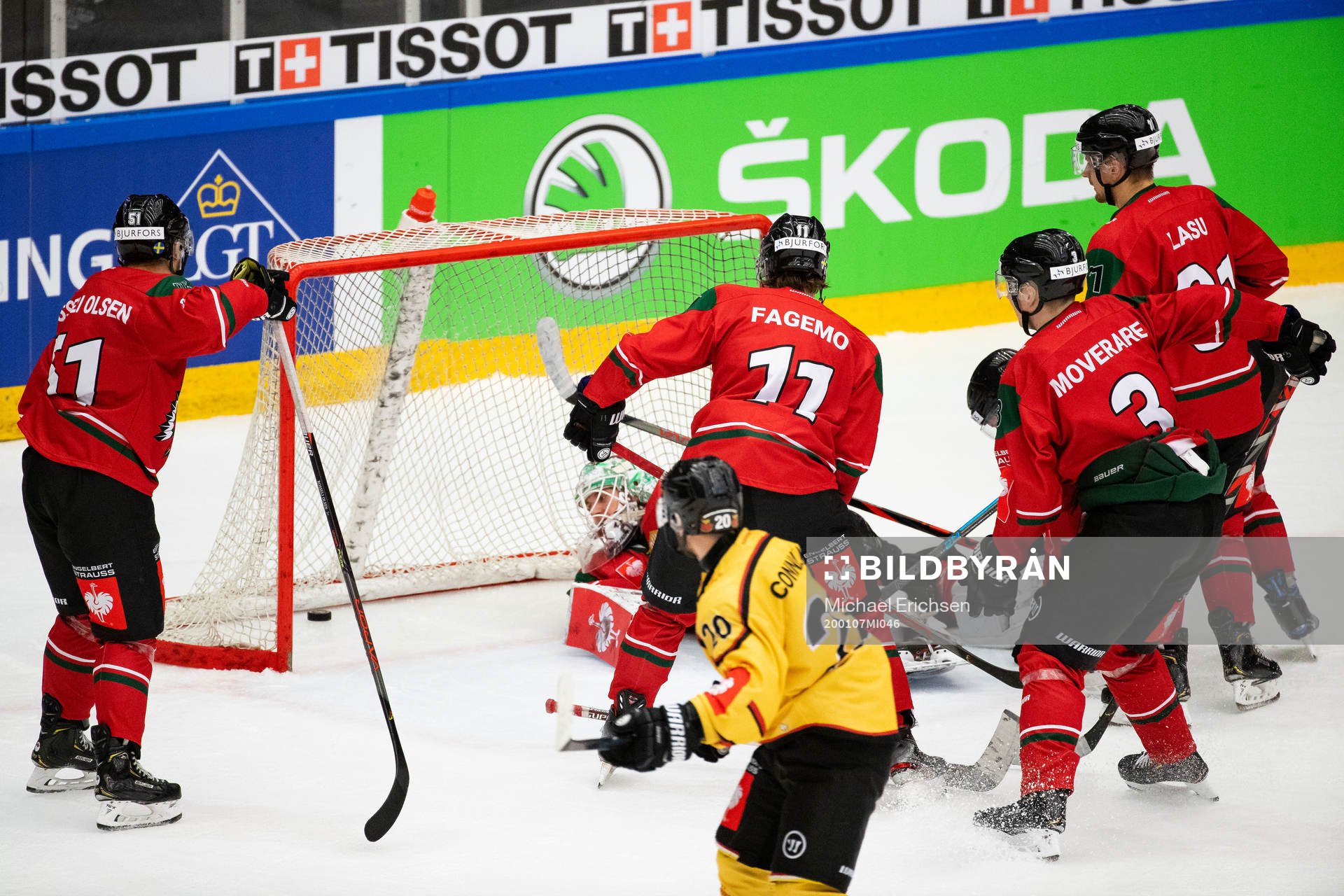 Jack Connolly of Luleå scores the game winning 2-3 goal