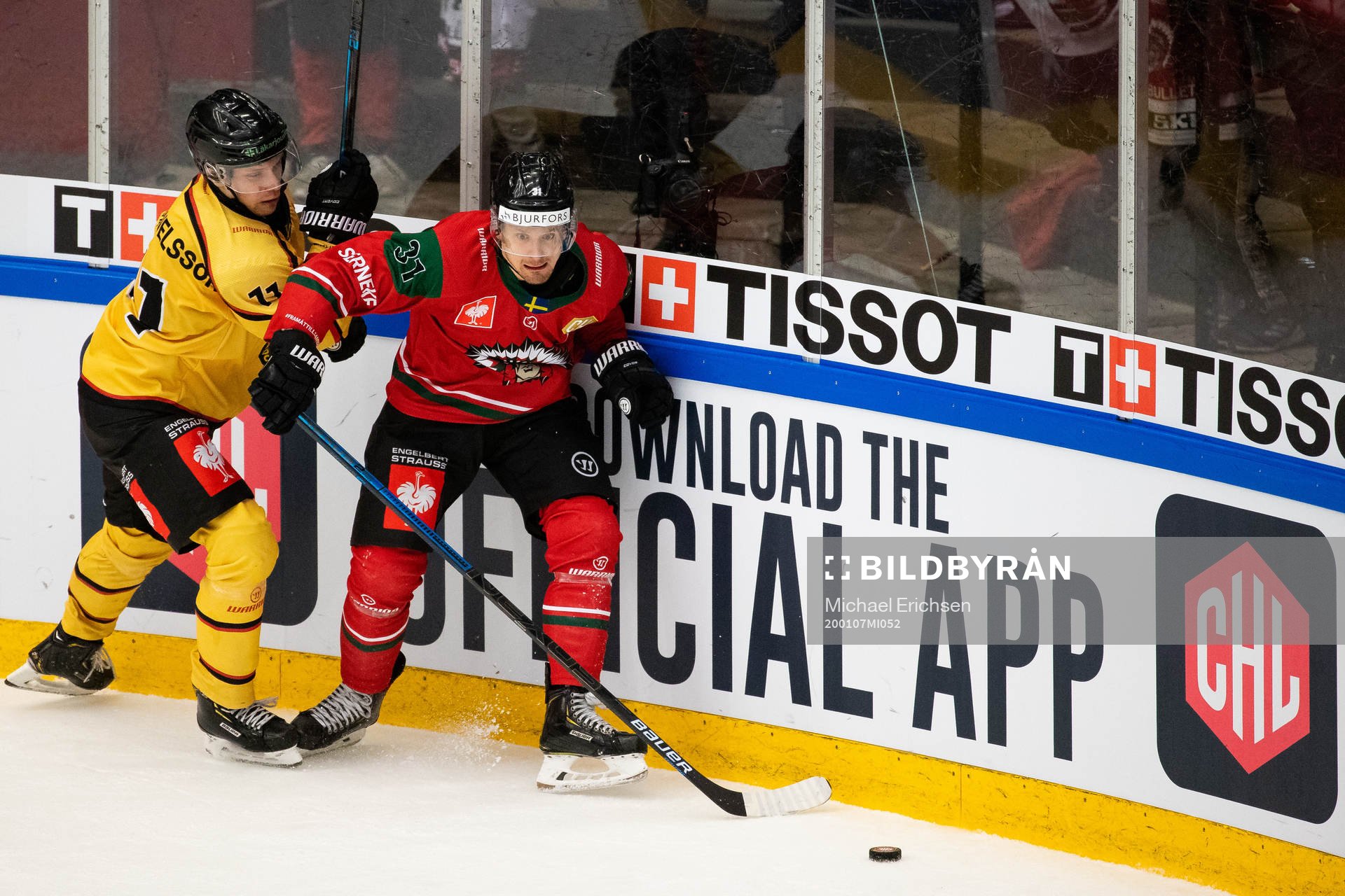 Petter Emanuelsson of Luleå and Nicklas Lasu of Frölunda