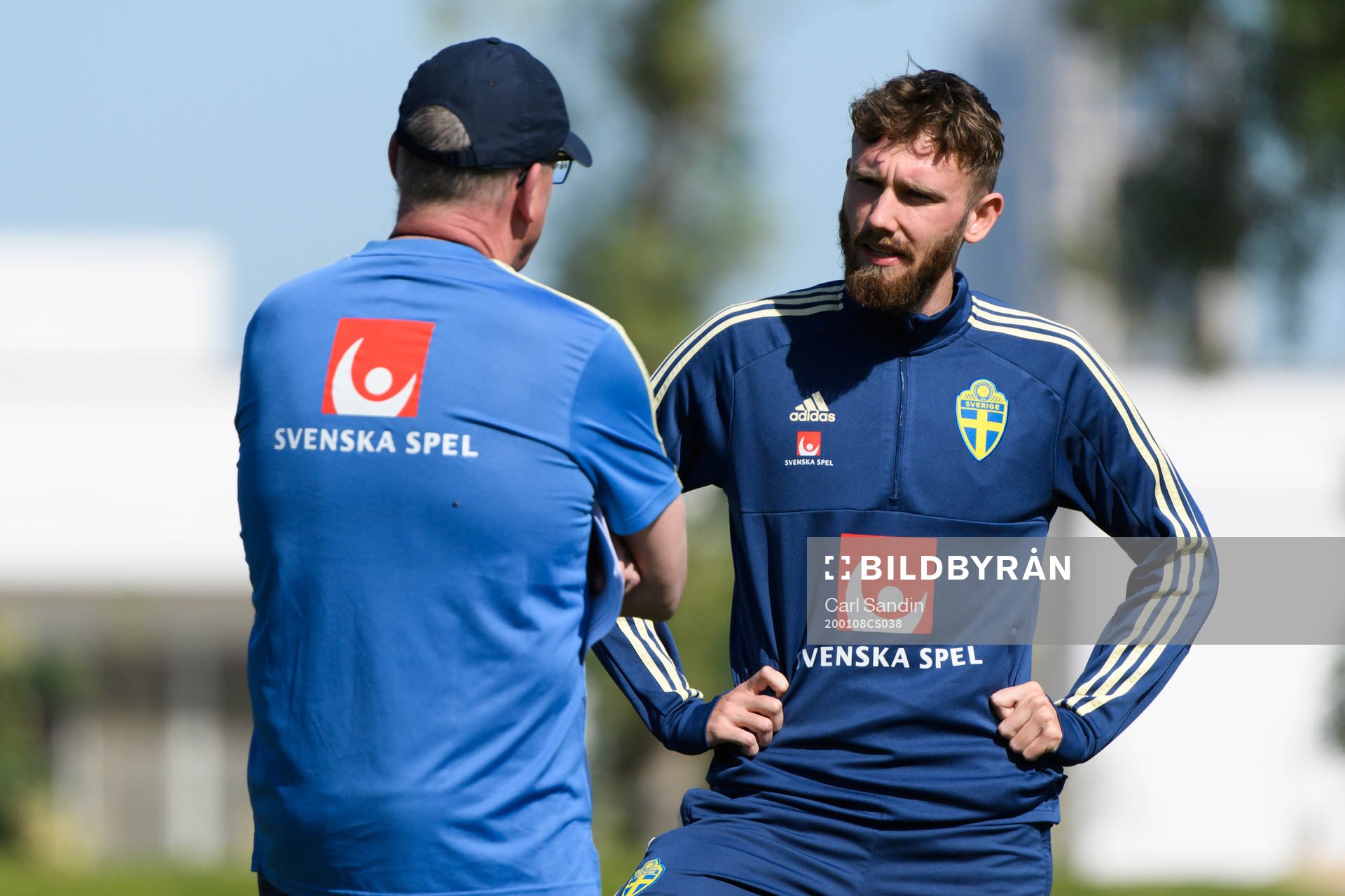 Head coach Janne Andersson talks to Simon Sandberg during a training session with the Swedish national team on January 8, 2020 in Doha.