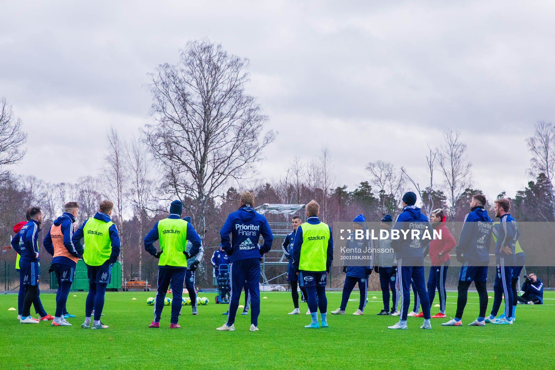 Djurgårdens spelare samlas i en ring