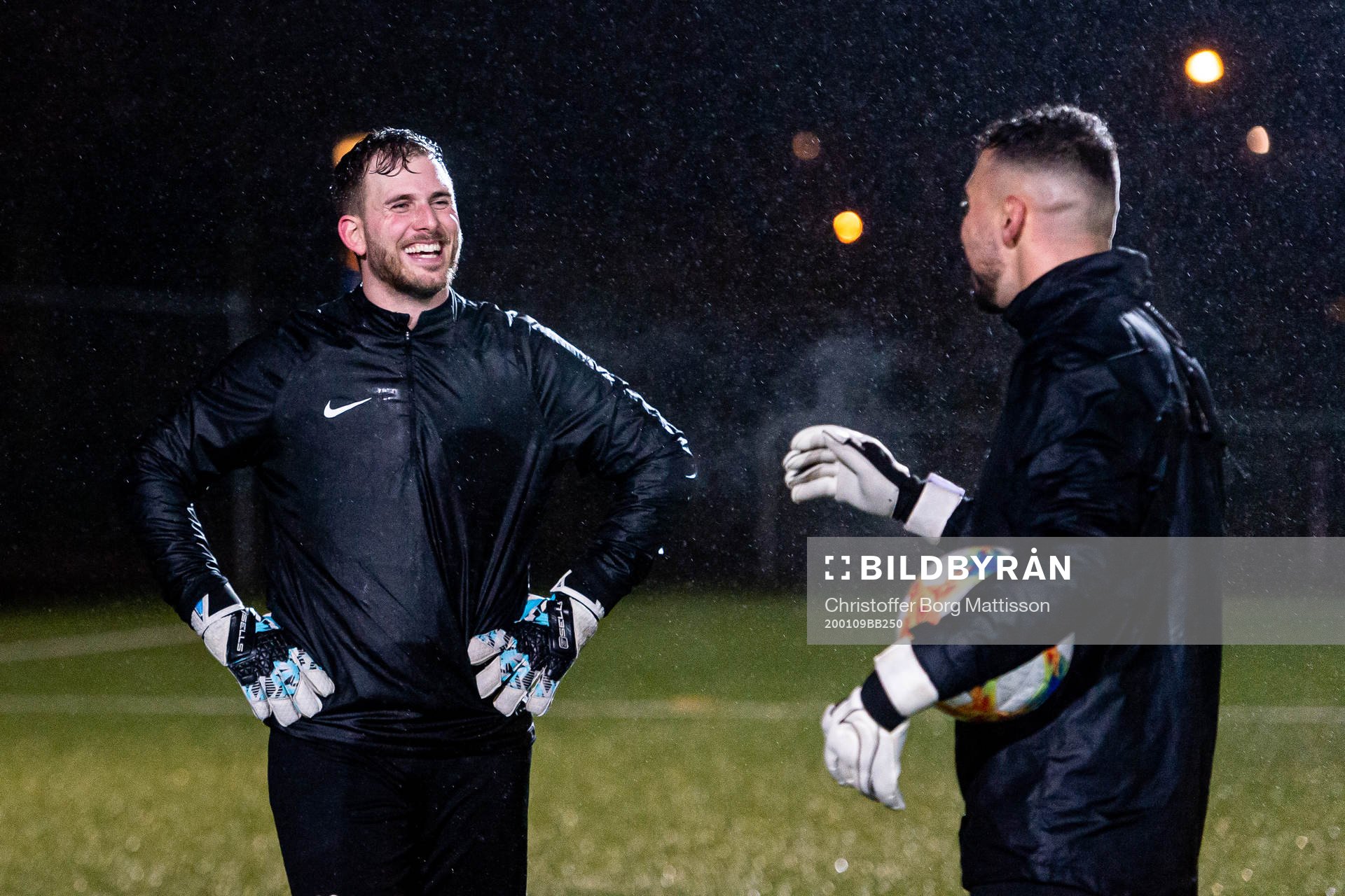Målvakterna Carl Lindell och Amr Kaddoura under en fotbollsträning med Landskrona den 9 januari 2020 i Landskrona.