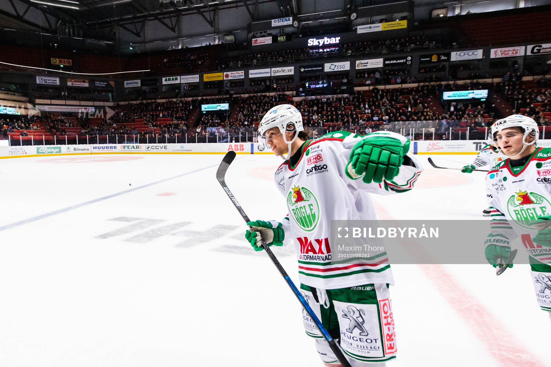 Rögles Dominik Bokk jublar och Nils Höglander jublar