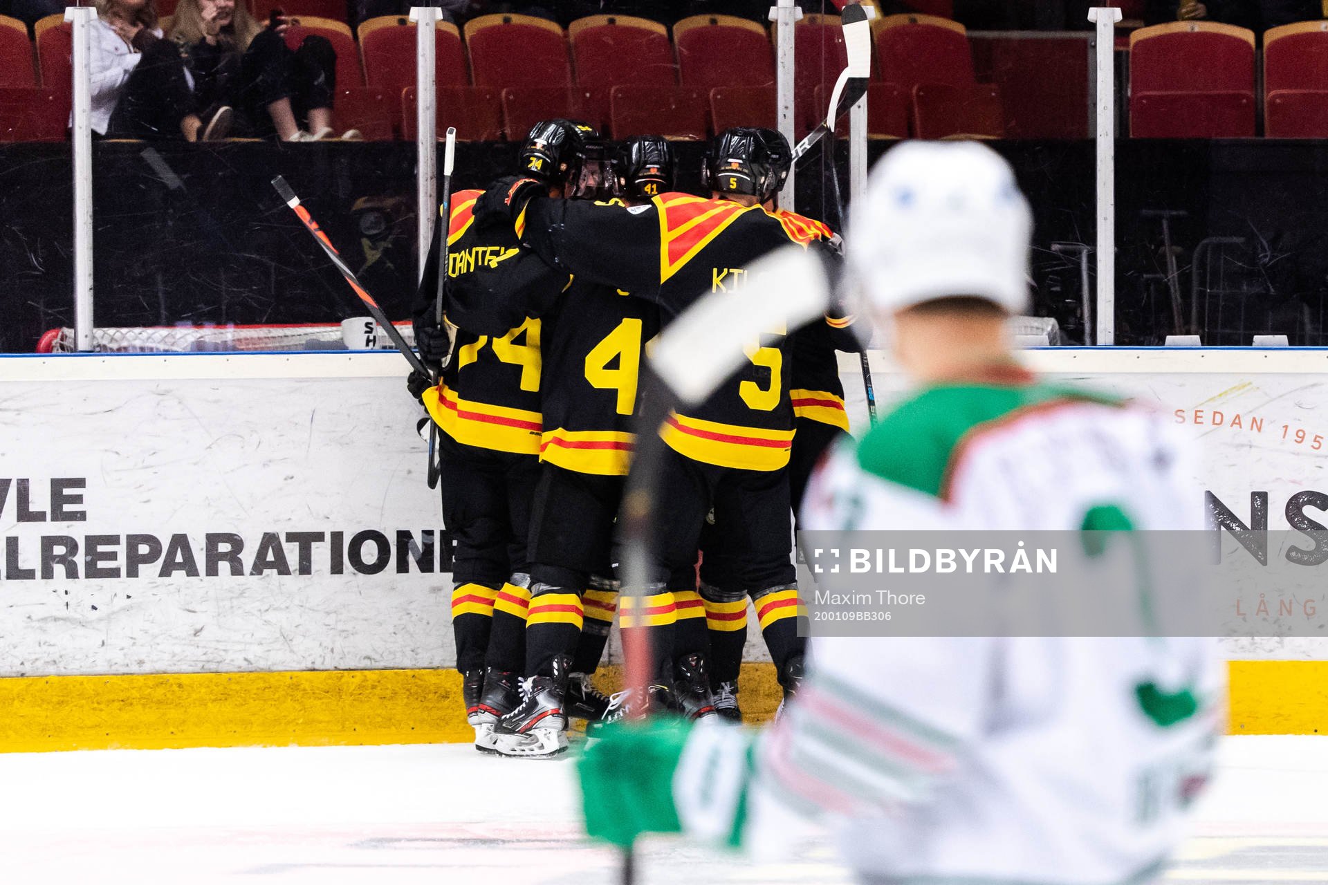 Brynäs Jonathan Sigalet jublar med lagkamrater