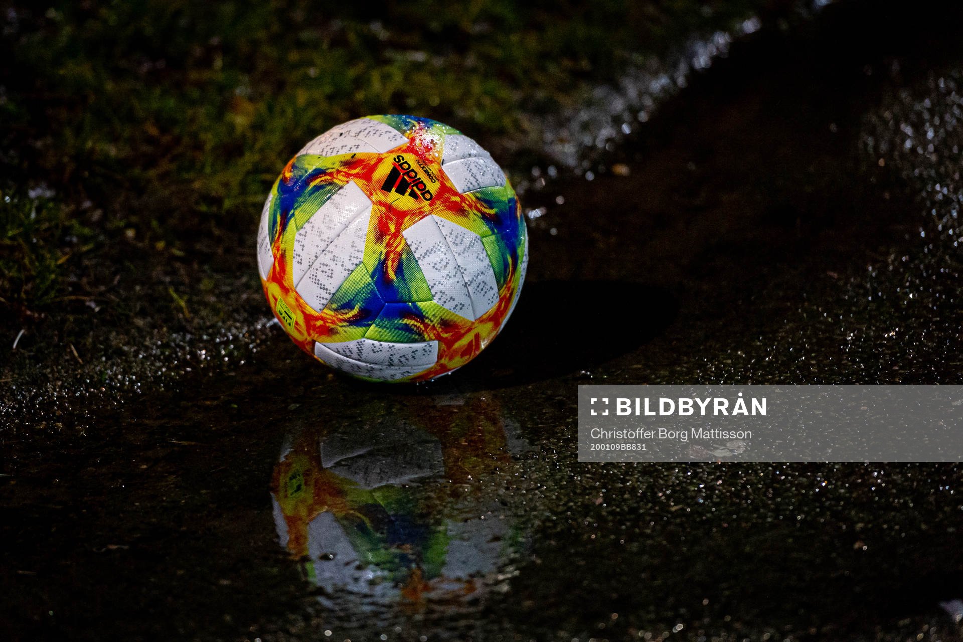 En fotboll ligger i en vattenpöl