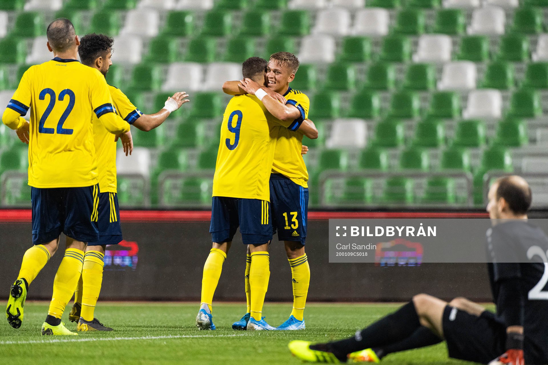 Jordan Larsson celebrates with Jesper Karlsson of Sweden