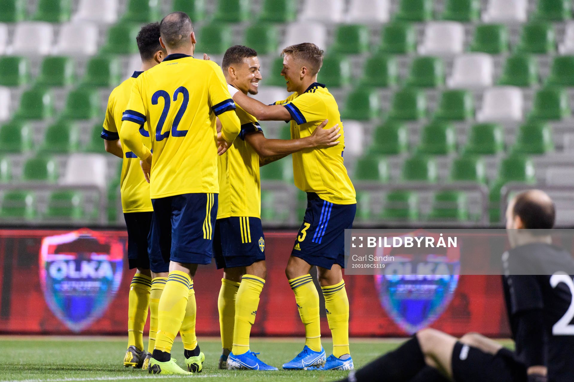 Jordan Larsson celebrates with Jesper Karlsson of Sweden