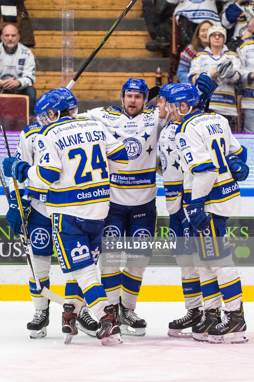 Leksands Jonas Ahnelöv jublar med lagkamrater