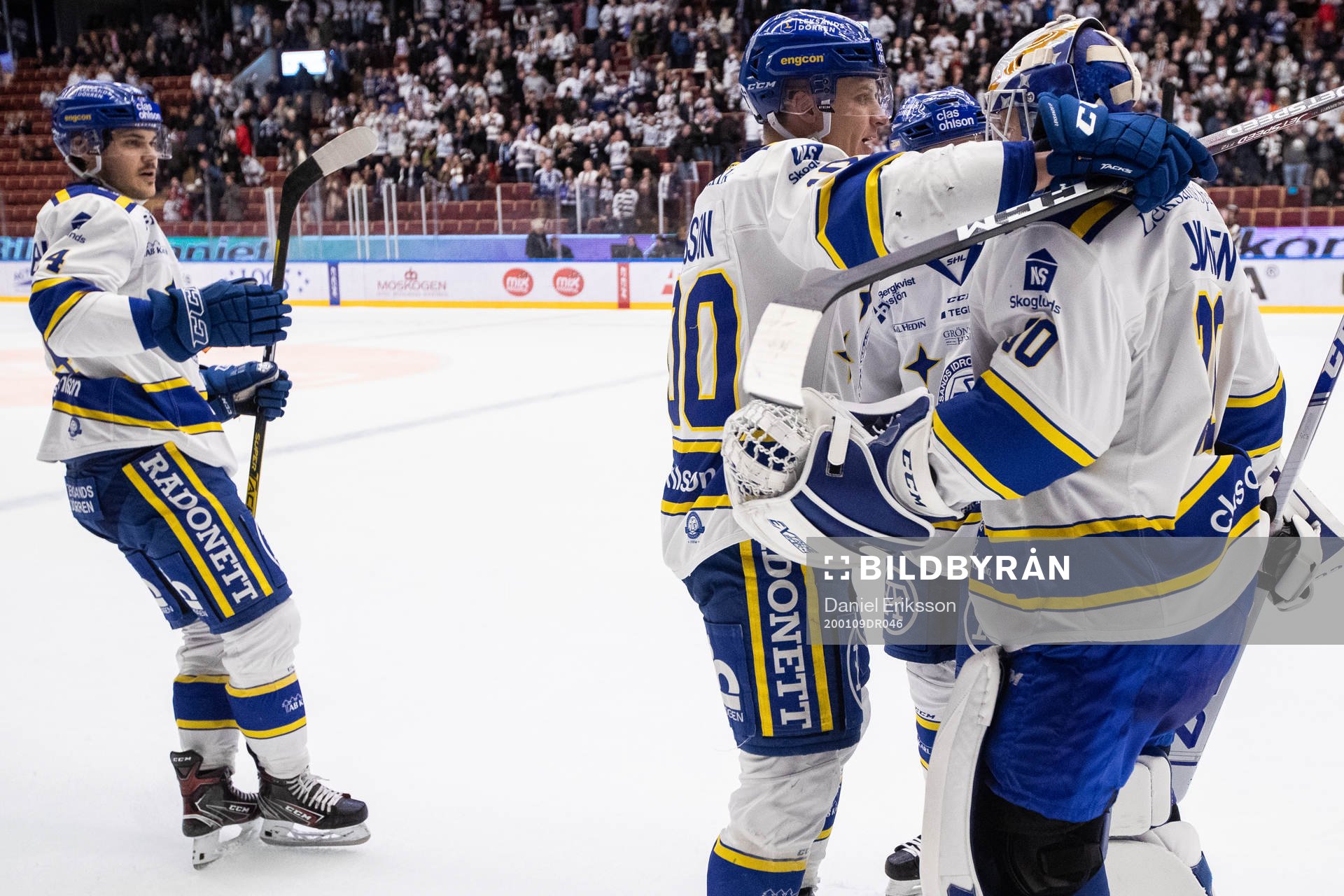 Leksands Martin Karlsson och målvakt Janne Juvonen jublar