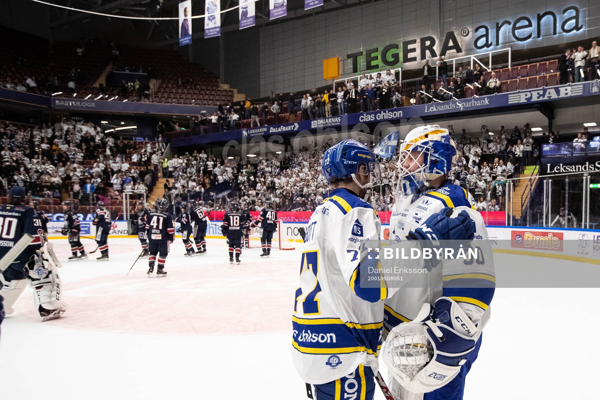 Leksands Spencer Abbott och målvakt Janne Juvonen jublar