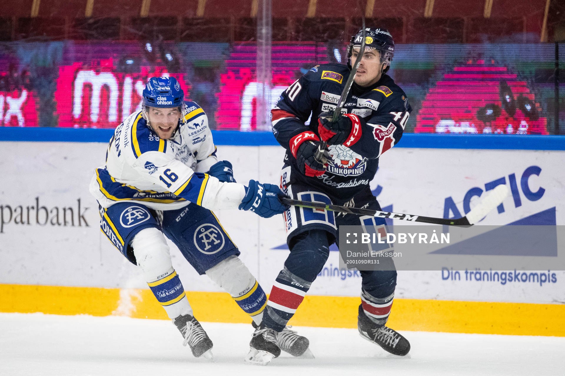 Leksands Daniel Gunnarsson och Linköpings Adam Helewka