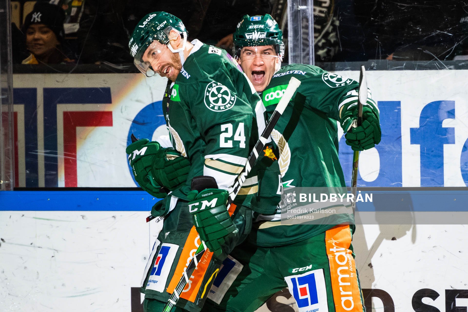 Färjestads Jonathon Blum jublar med målskytten till 3-0
