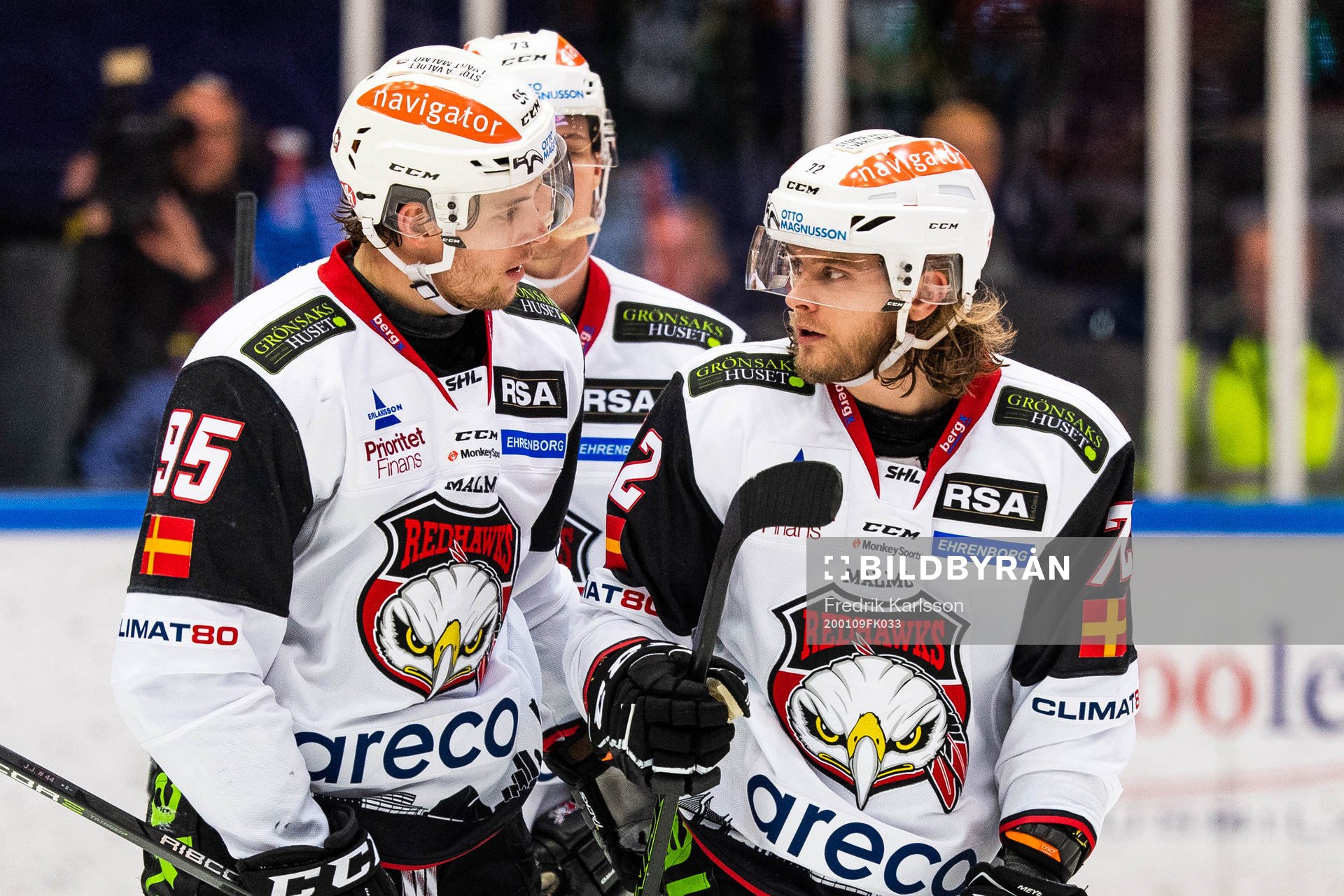 Malmö Redhawks Carl Persson jublar med målskytten till