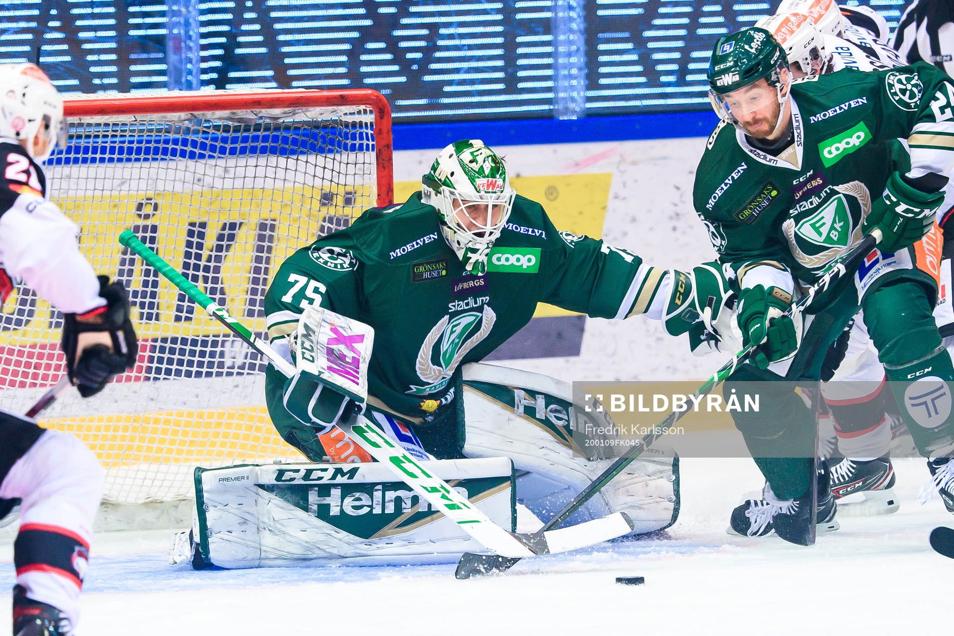 Färjestads målvakt Arvid Holm och Jonathon Blum