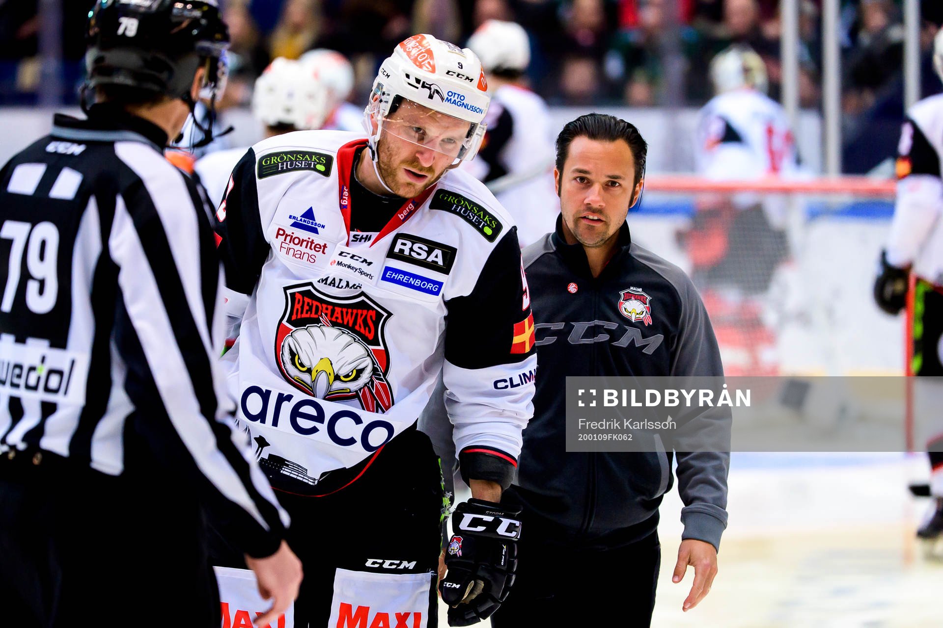 Malmö Redhawks Frederik Storm får hjälp av isen av