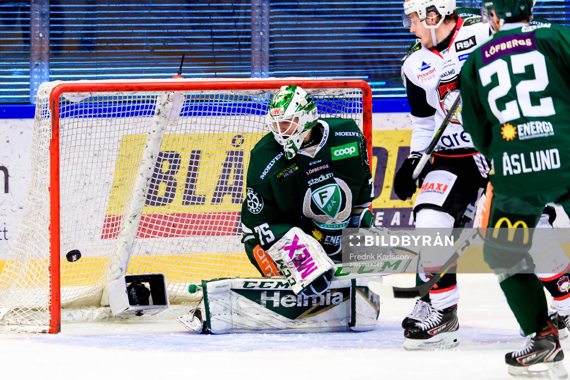 Färjestads målvakt Arvid Holm ser på när pucken från