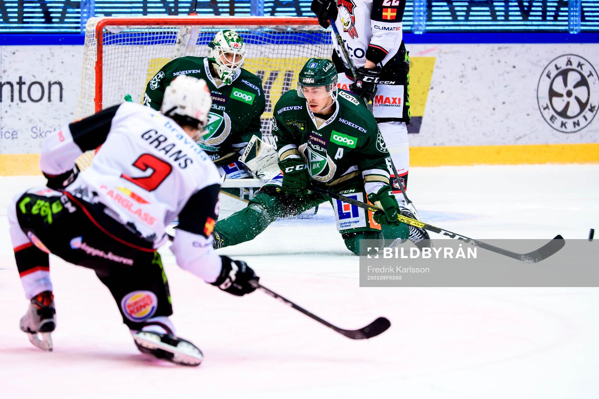 Färjestads Sebastian Erixon täcker skott