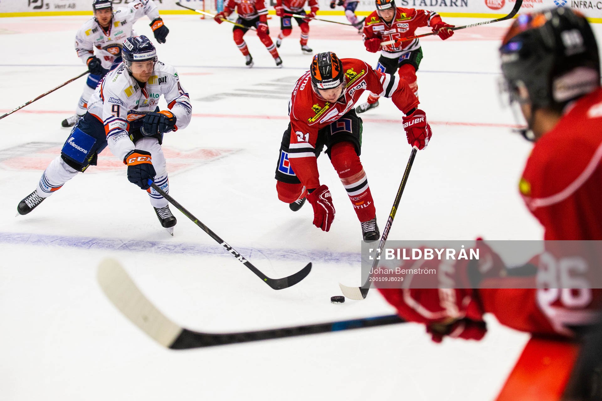 Växjös Marcus Davidsson och Örebros Linus Öberg i kamp
