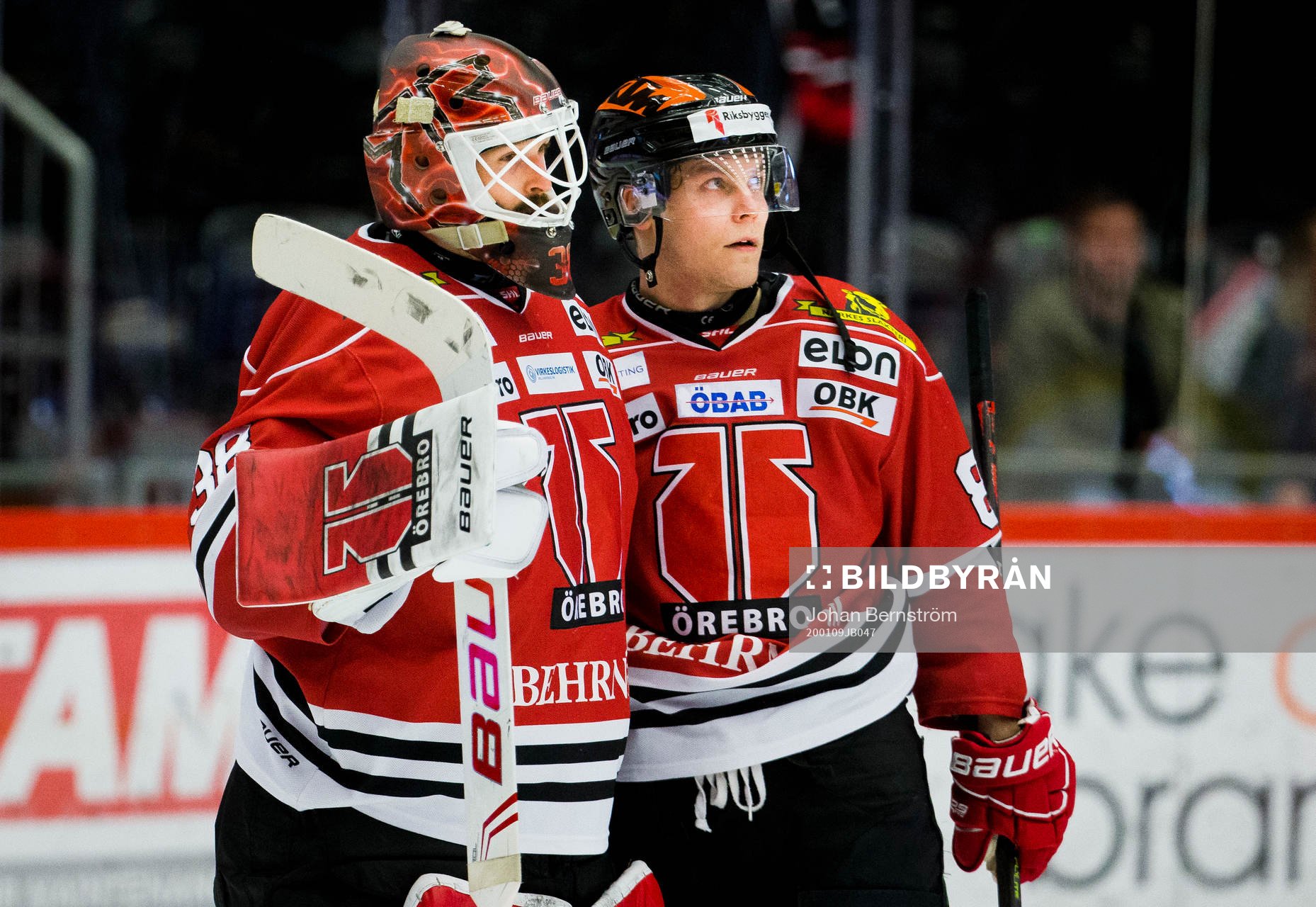 Örebros målvakt Dominik Furch  och Joonas Rask jublar