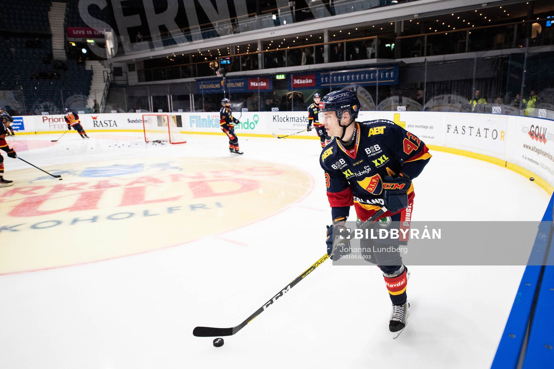Djurgårdens Tom Nilsson värmer upp