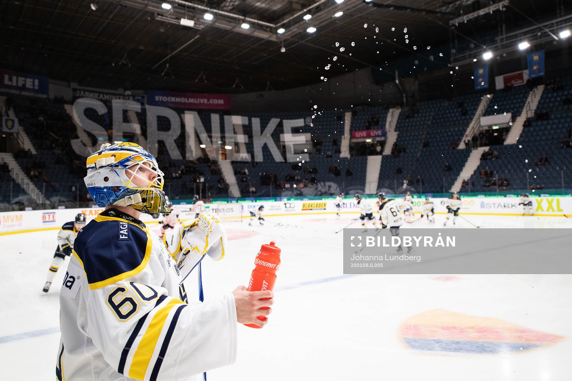 s målvakt Hugo Alnefelt värmer upp