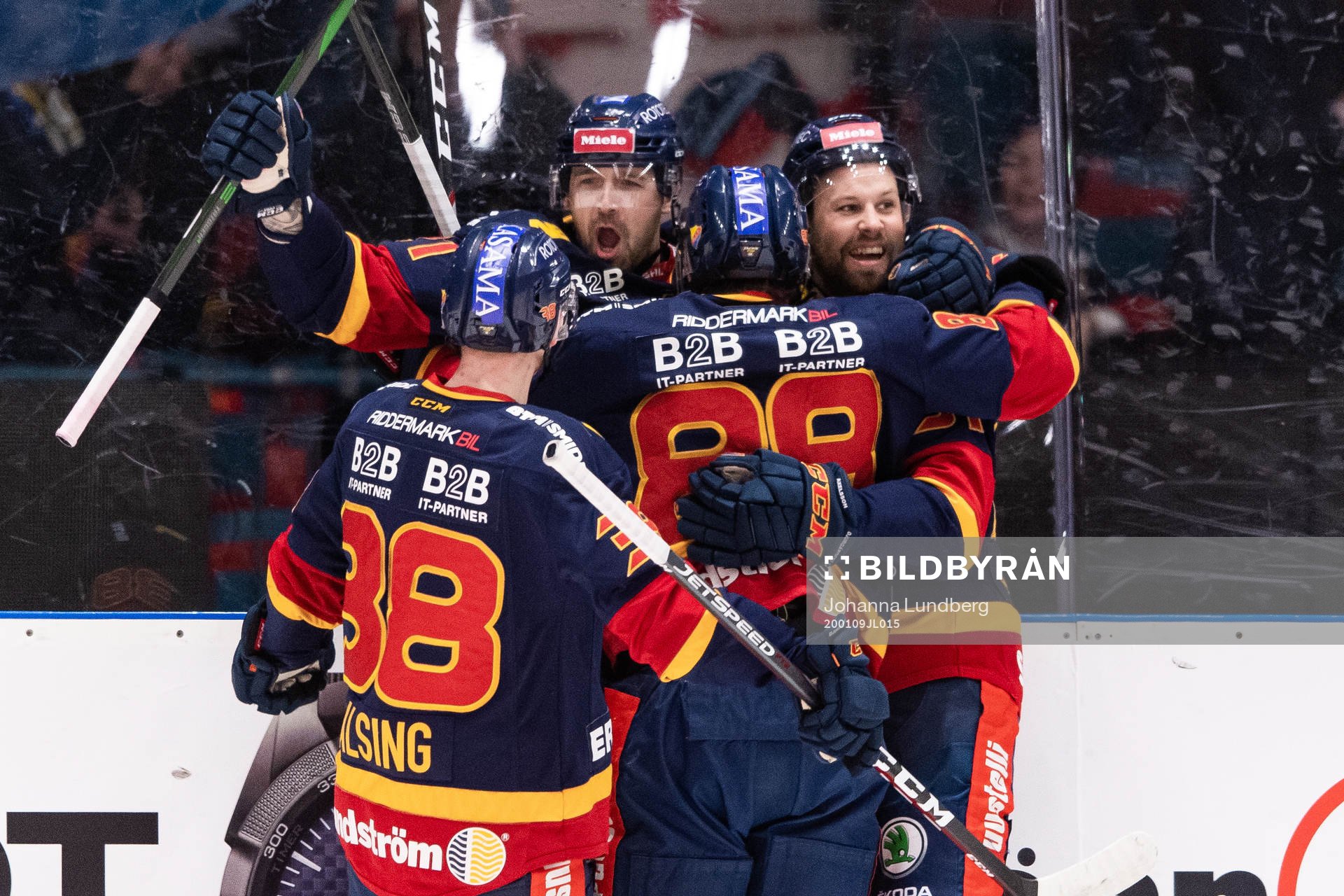 Djurgårdens Dick Axelsson jublar med Patrik Berglund,