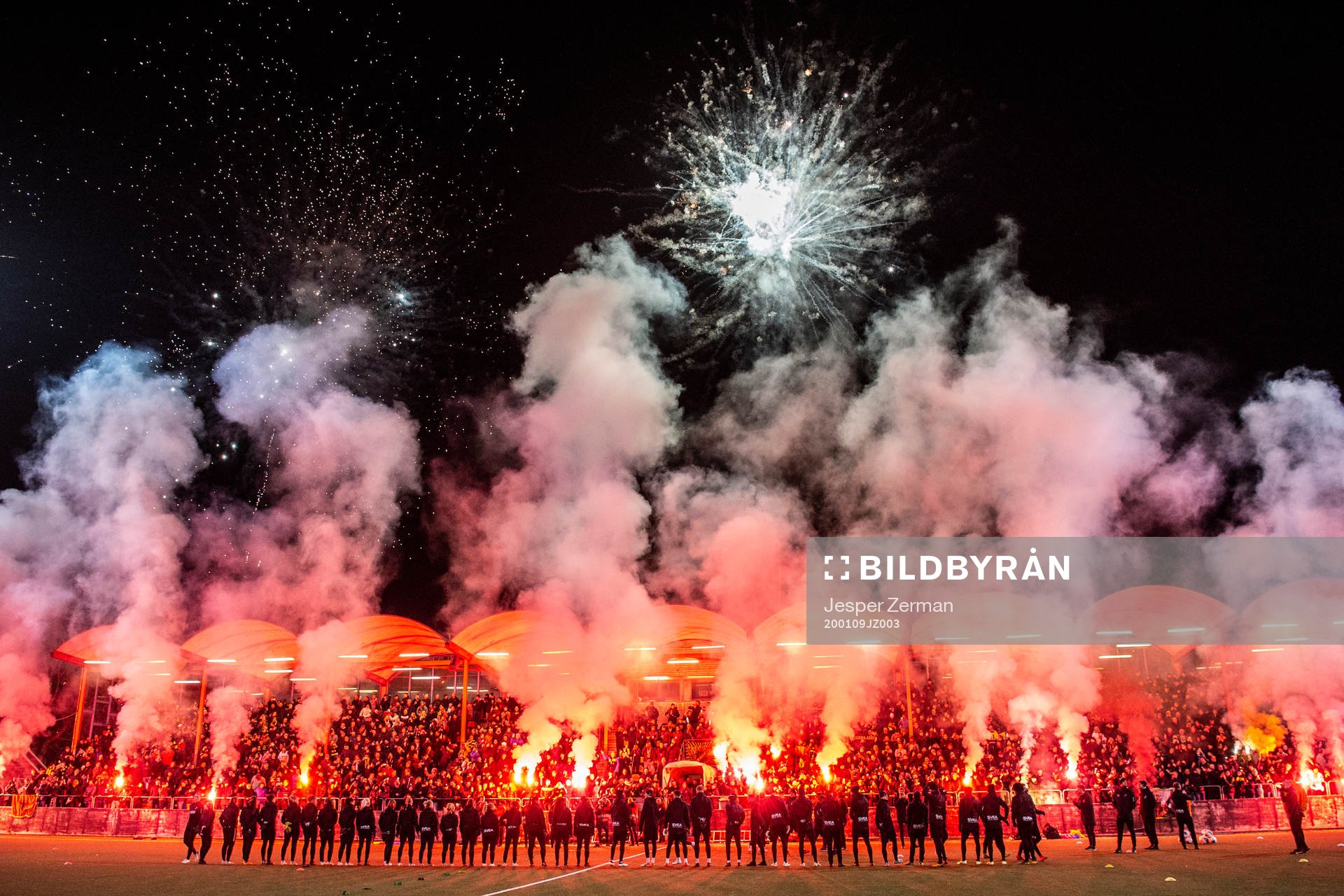 s supportrar bränner pyroteknik