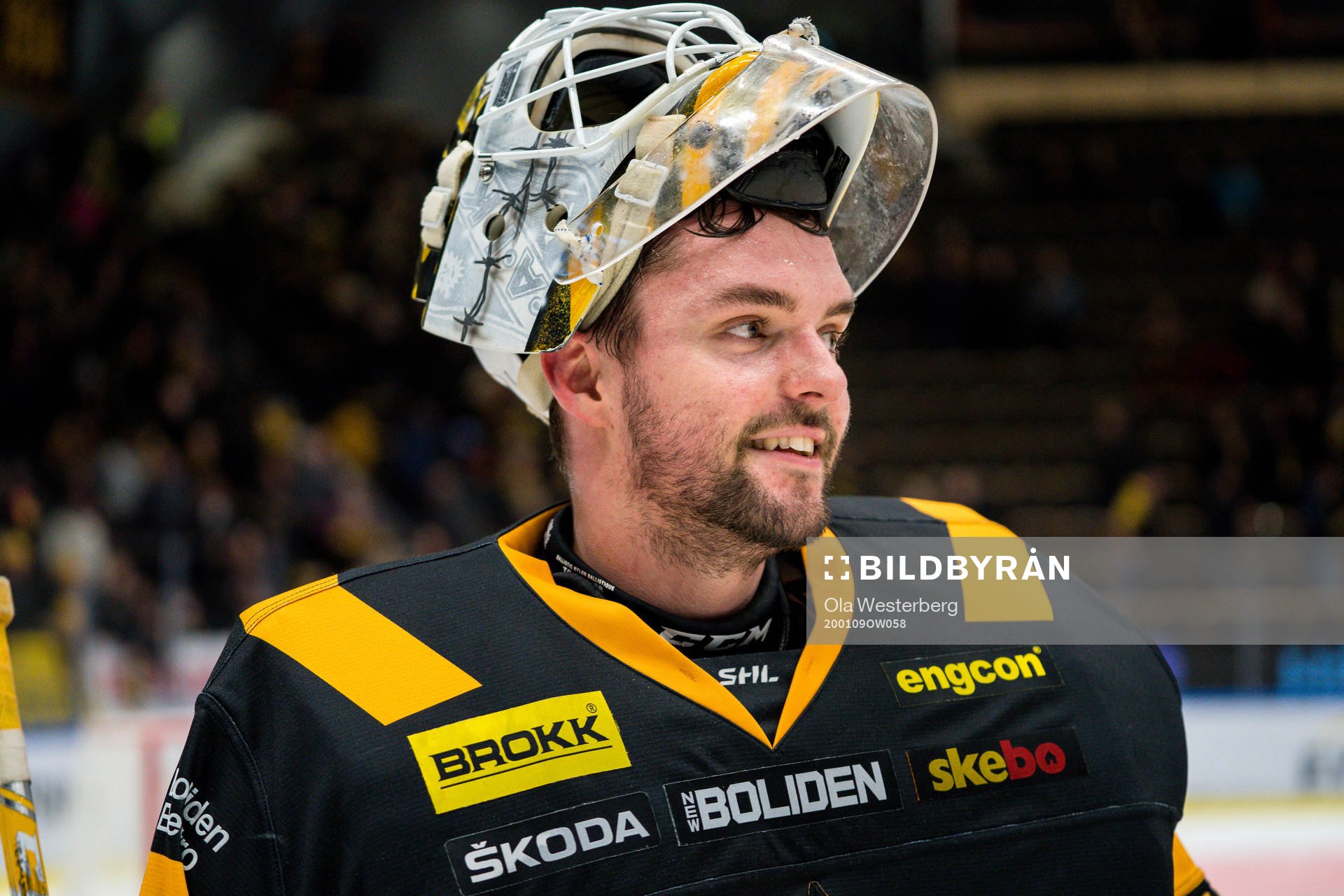 Skellefteås målvakt Gustaf Lindvall jublar